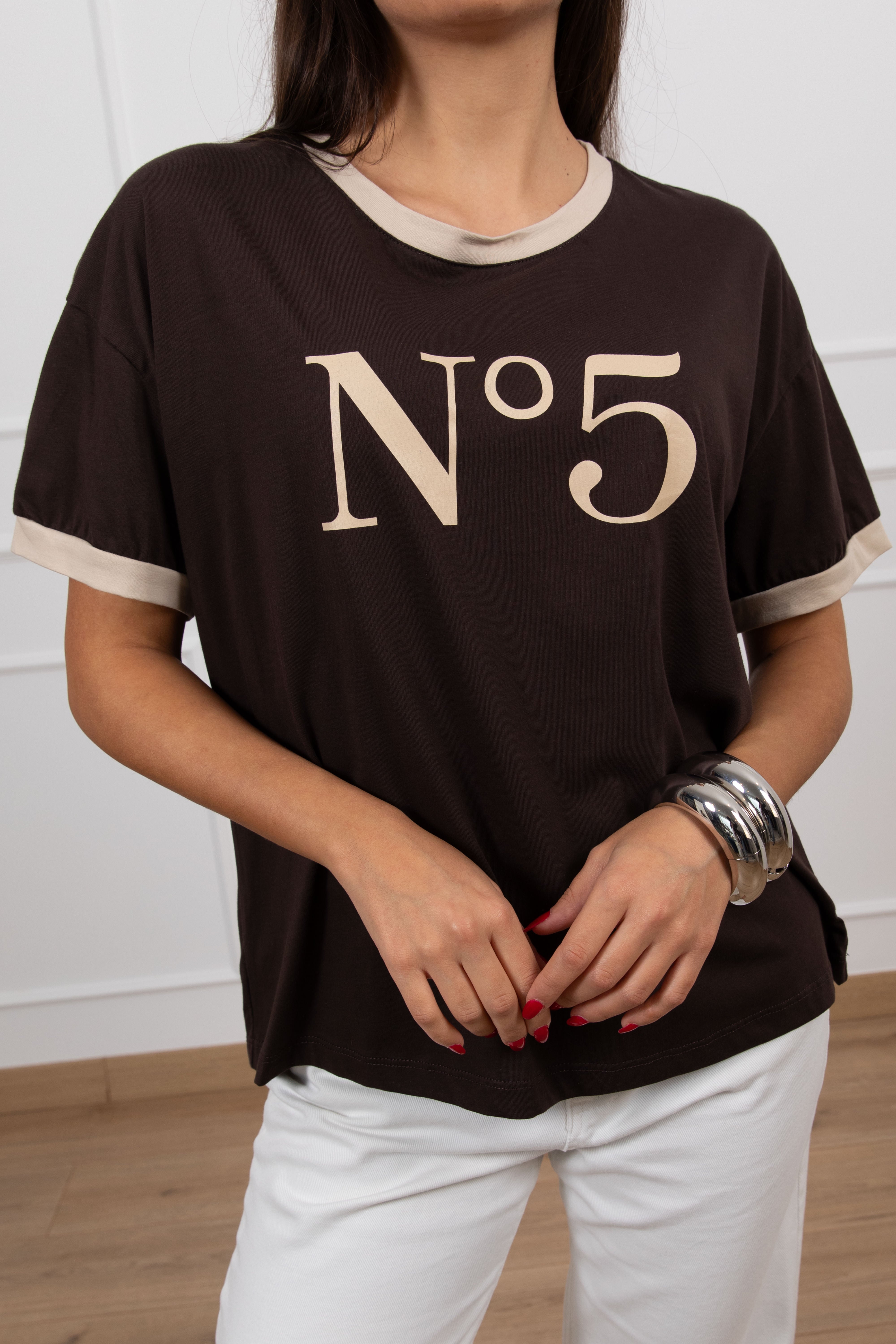 T-shirt "N 5" con profili a contrasto Tensione IN