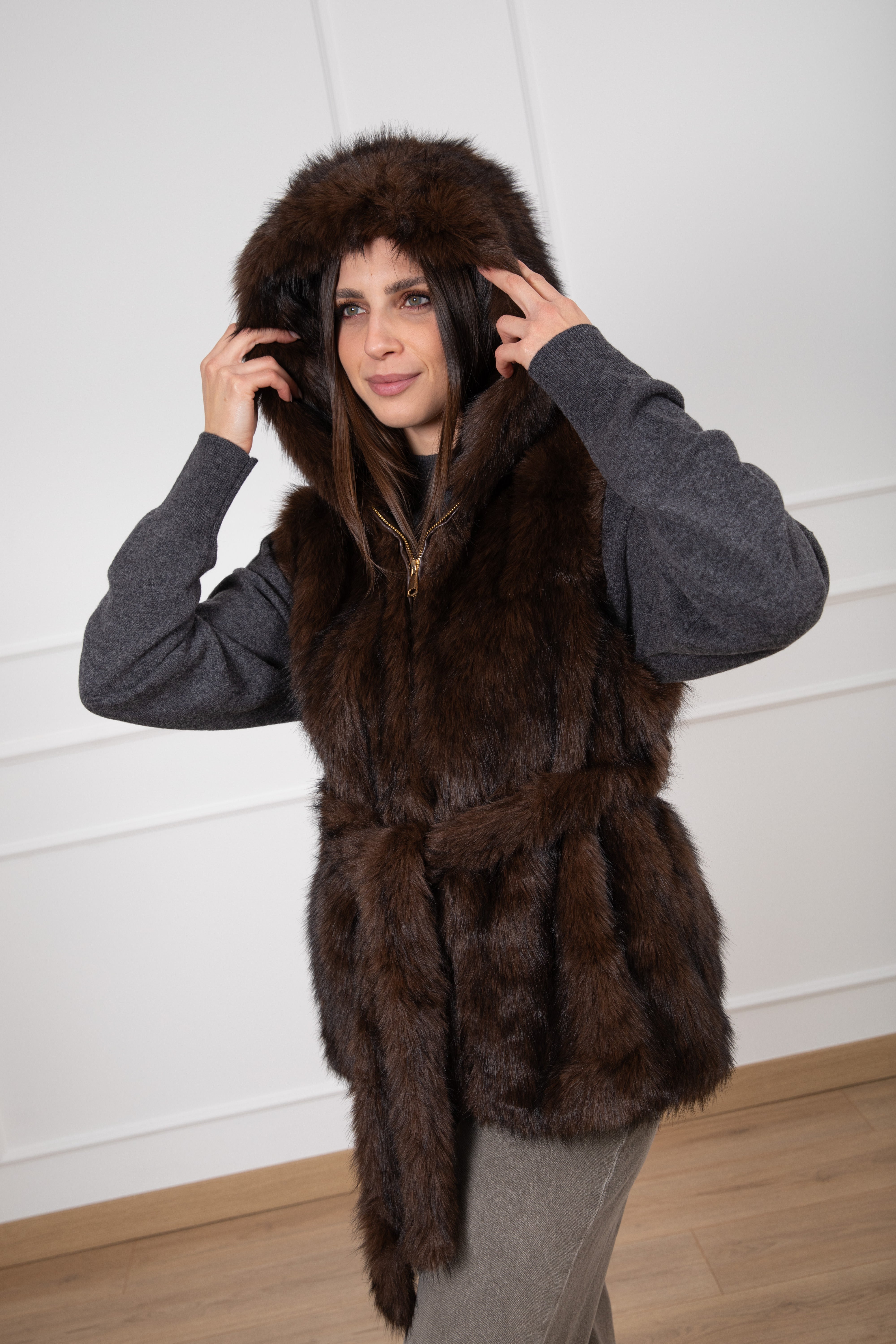 Gilet in eco-pelliccia con cappuccio e fusciacca Susy Mix