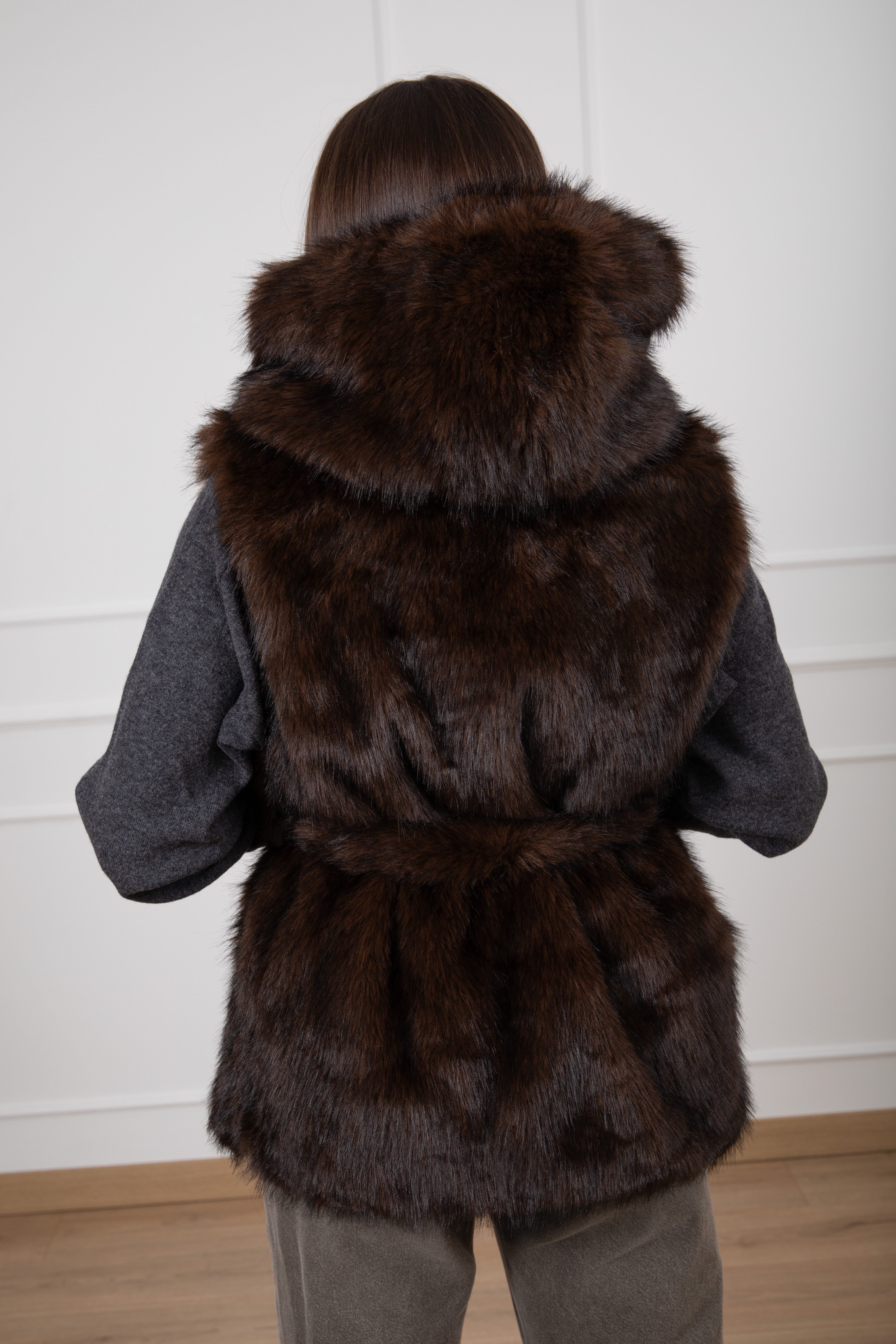 Gilet in eco-pelliccia con cappuccio e fusciacca Susy Mix