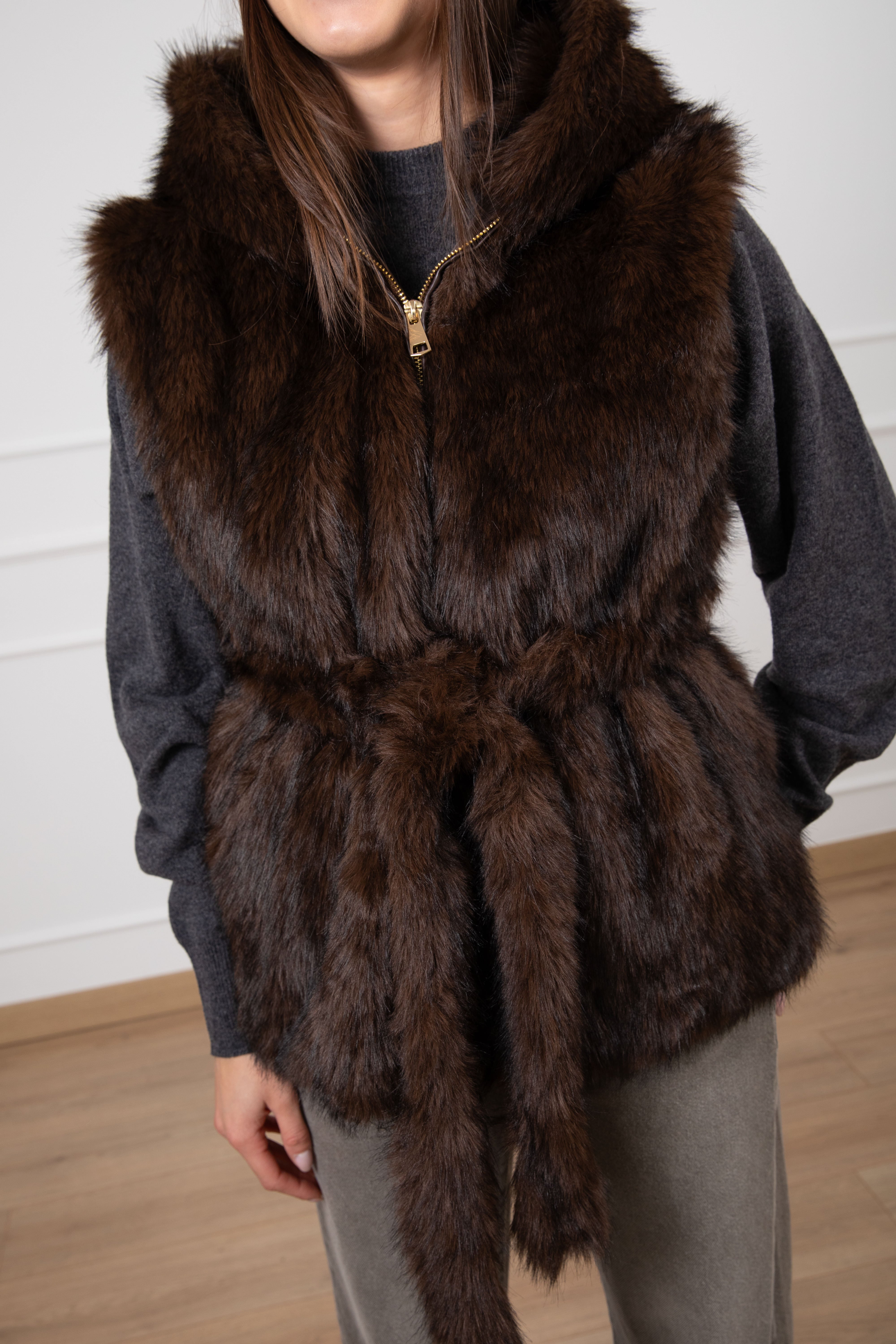 Gilet in eco-pelliccia con cappuccio e fusciacca Susy Mix