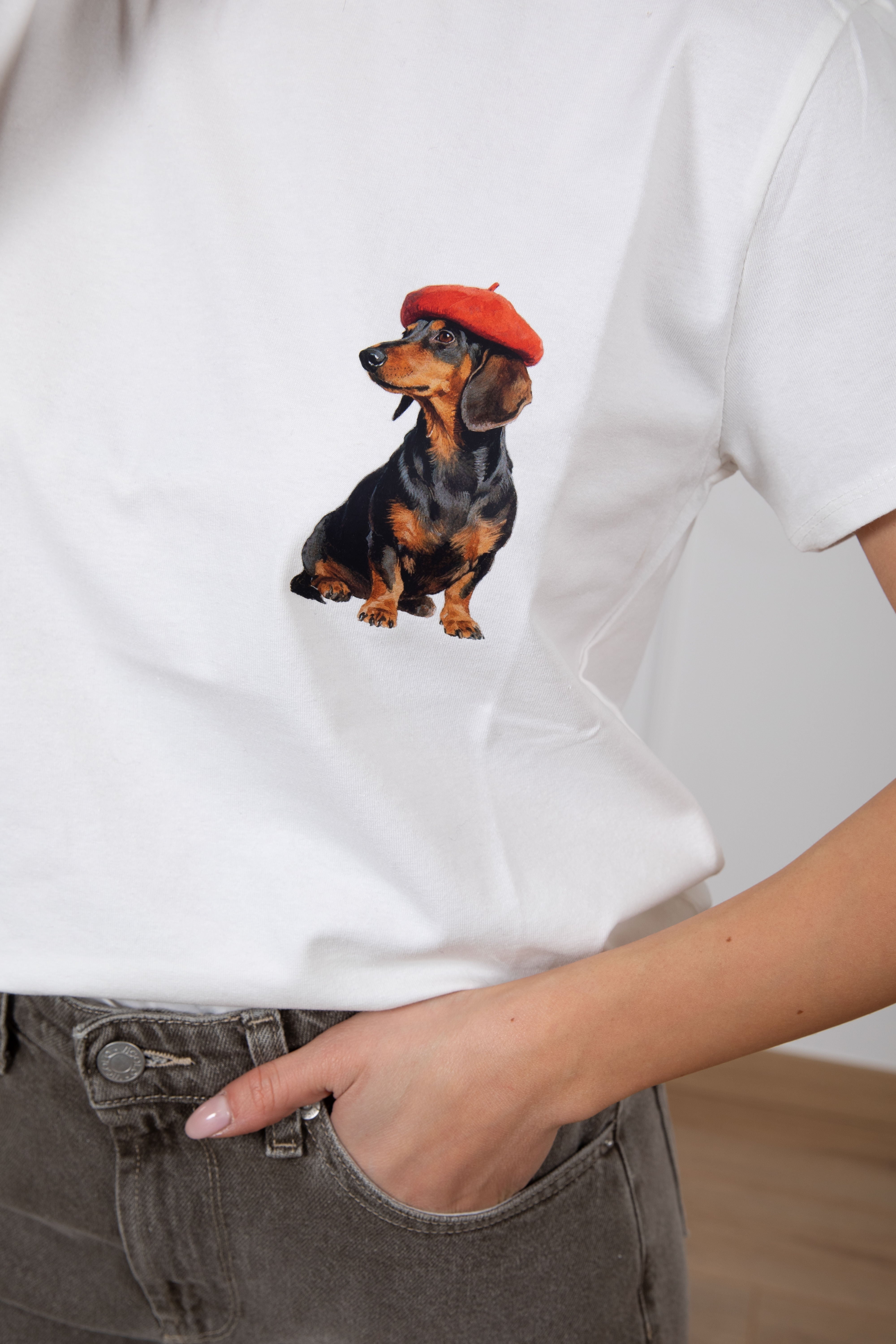 T-shirt bassotto con basco rosso ViCOLO