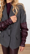 Giacca con inserto manicotto arricciato in eco-pelle variante antracite Tensione IN