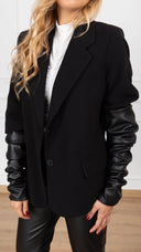 Giacca con inserto manicotto arricciato in eco-pelle variante nero Tensione IN