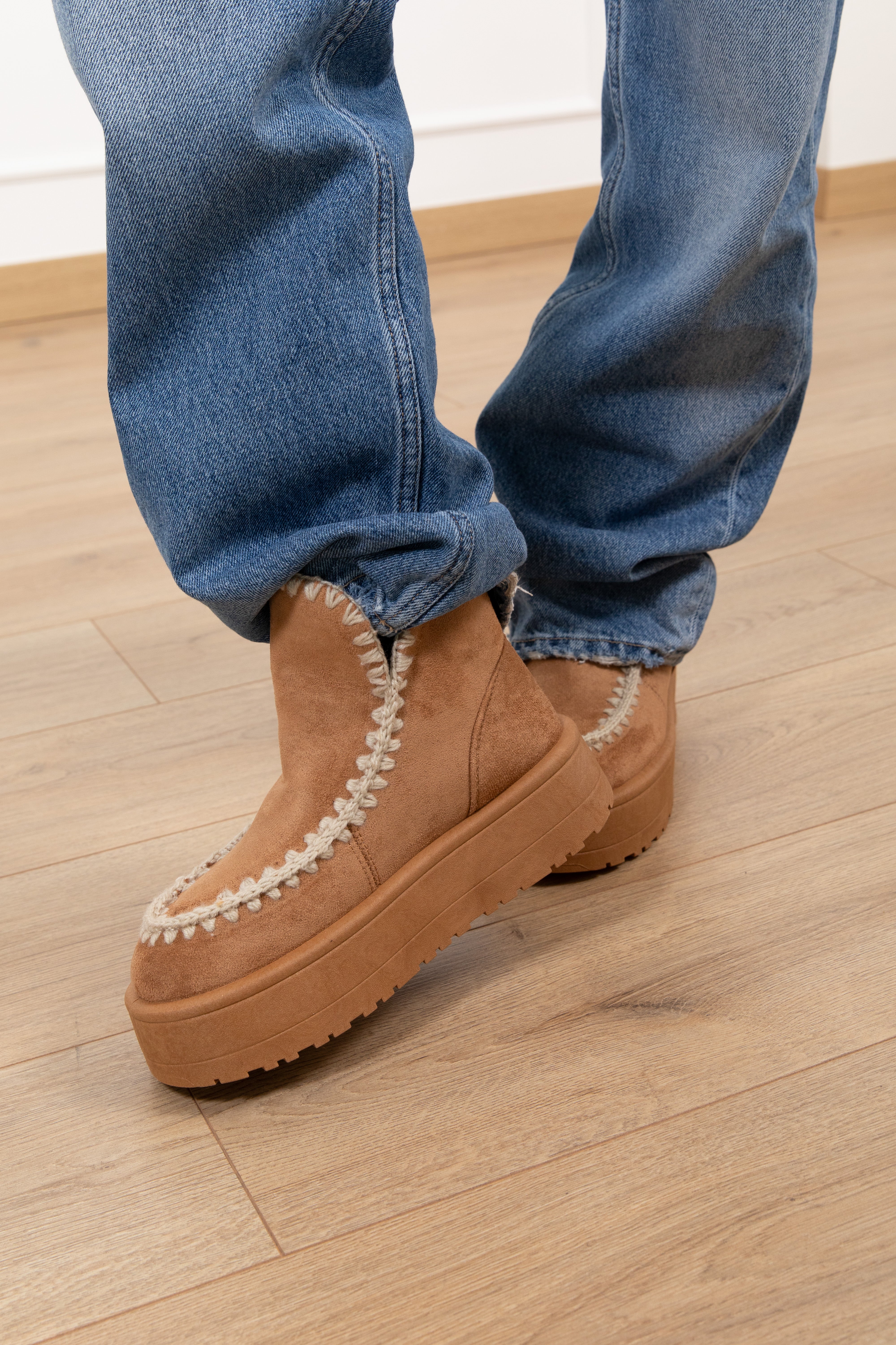 Stivaletto platform in camoscio con ricamo Susy Mix