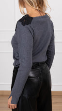 Maglia scollo a barchetta con inserti pizzo variante antracite Haveone