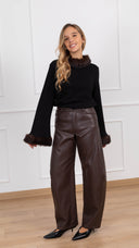 Pantalone barrel-fit in eco-pelle variante fondente ViCOLO