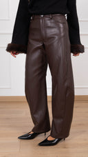 Pantalone barrel-fit in eco-pelle variante fondente ViCOLO