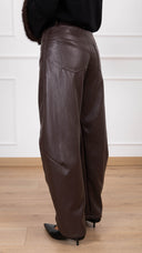 Pantalone barrel-fit in eco-pelle variante fondente ViCOLO