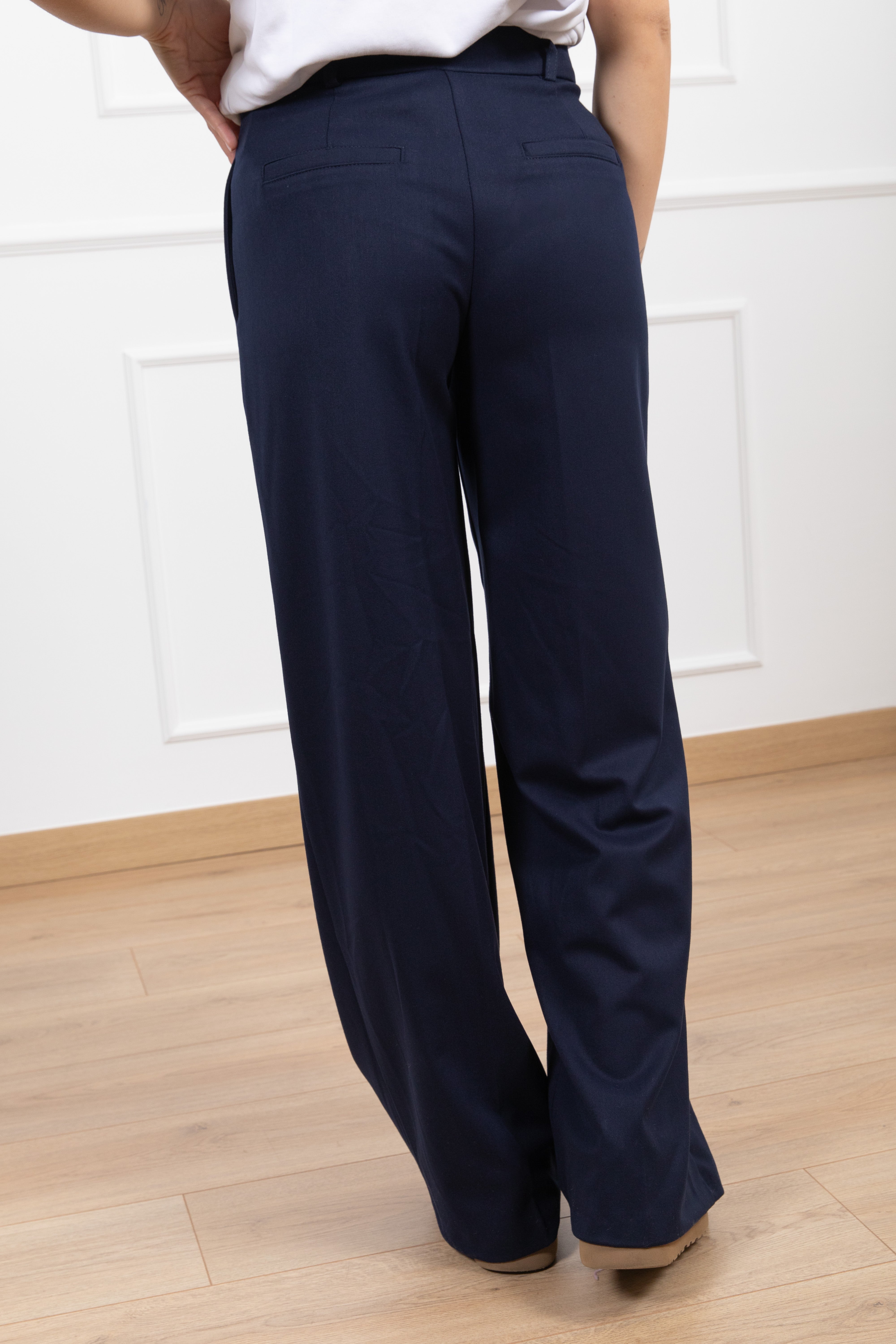 Pantalone gamba dritta in flanella con bottone spostato Tensione IN