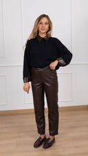 Pantalone sigaretta eco-pelle con bottone spostato variante moro Tensione IN