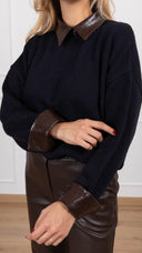 Maglia con colletto e polsini in eco-pelle intrecciata variante blu Motel