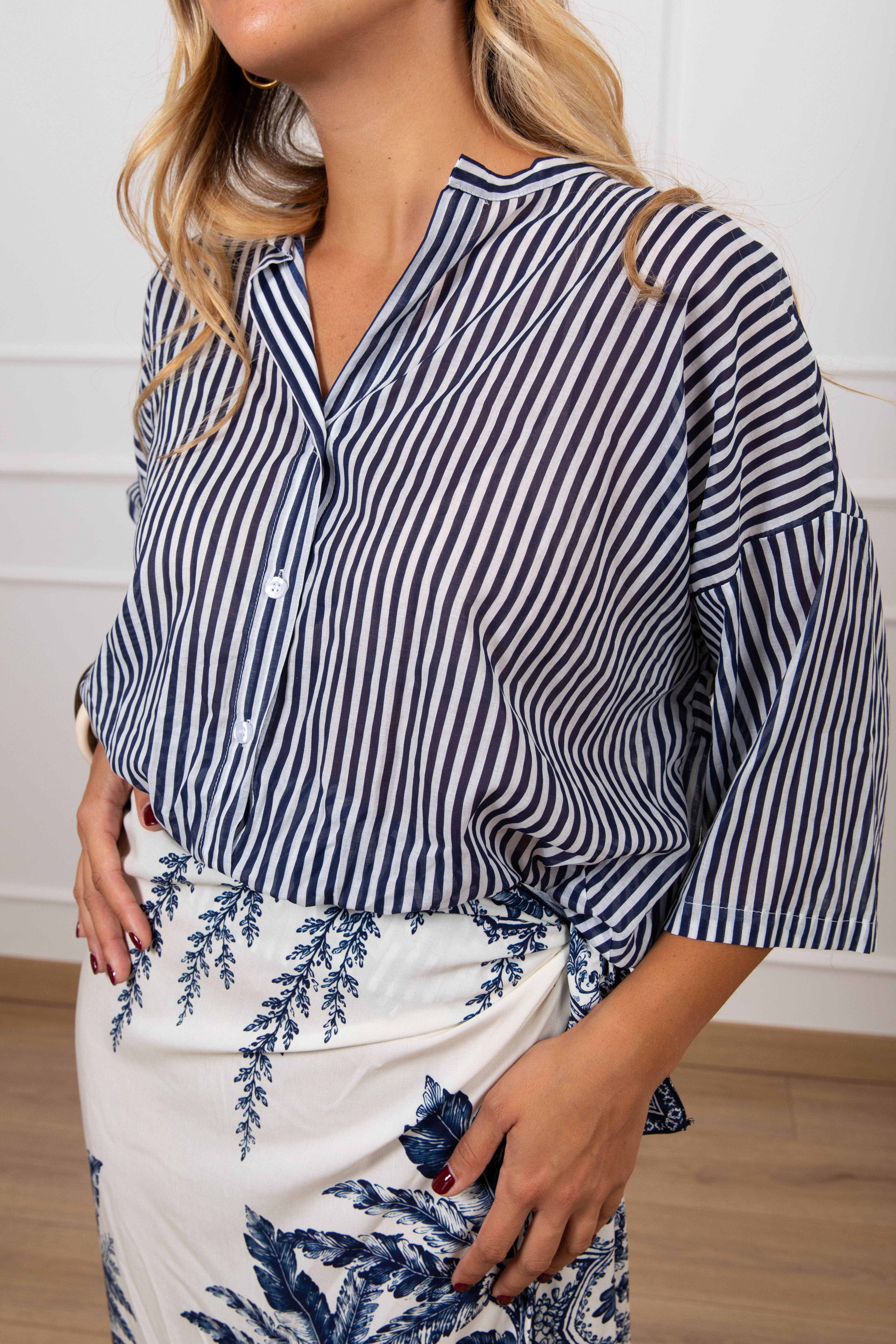 Camicia a righe sottili con collo alla coreana Tensione IN