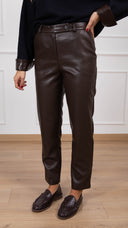 Pantalone sigaretta eco-pelle con bottone spostato variante moro Tensione IN