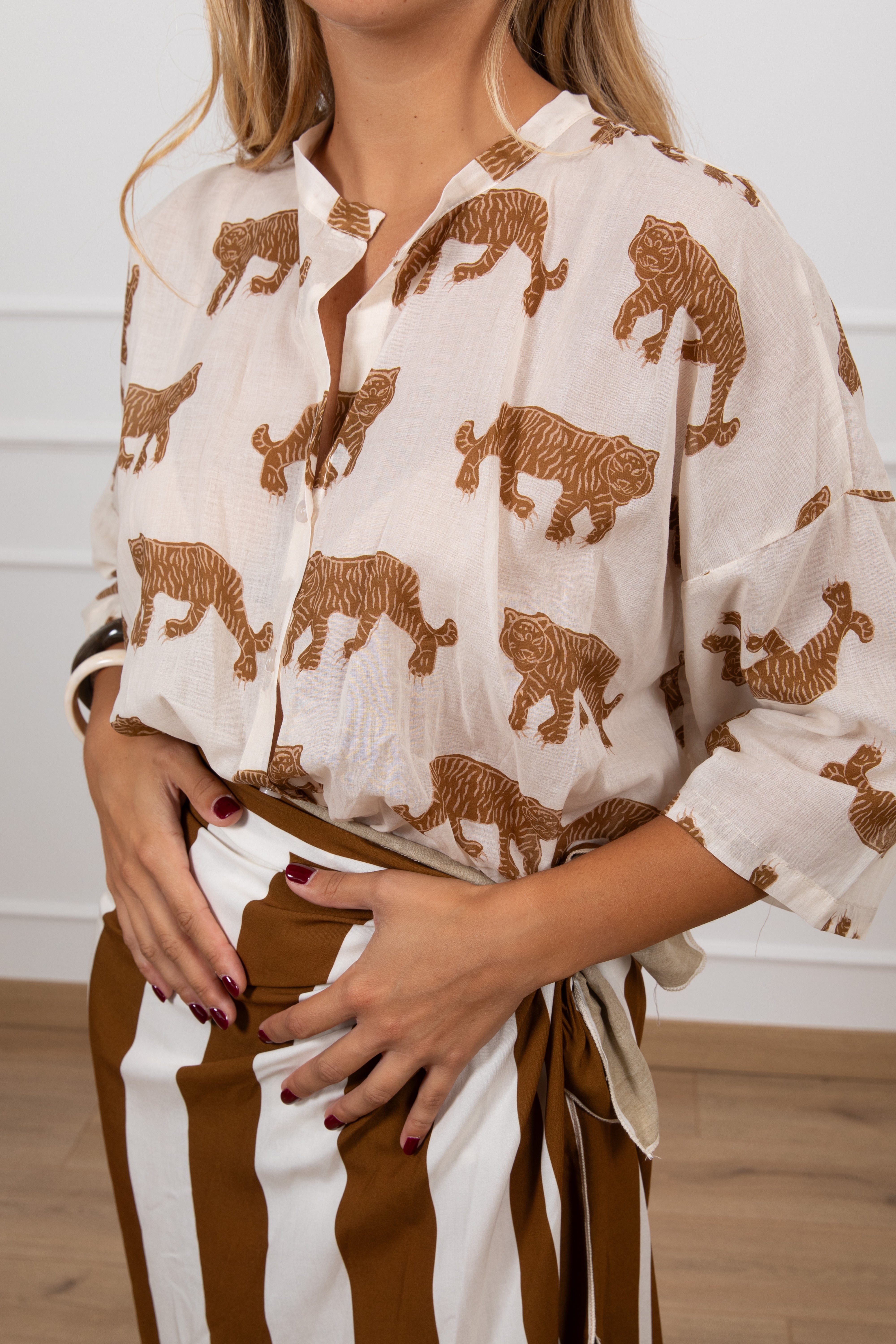 Camicia fantasia tigre in mussola con collo alla coreana Tensione IN