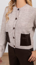 Cardigan con tasche e bottoni in eco-pelle intrecciata variante beige Motel