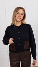 Cardigan con tasche e bottoni in eco-pelle intrecciata variante blu Motel