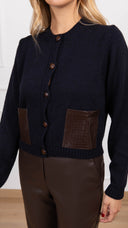 Cardigan con tasche e bottoni in eco-pelle intrecciata variante blu Motel