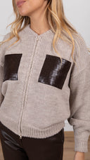 Bomber in maglia con tasche in eco-pelle intrecciata variante beige Haveone