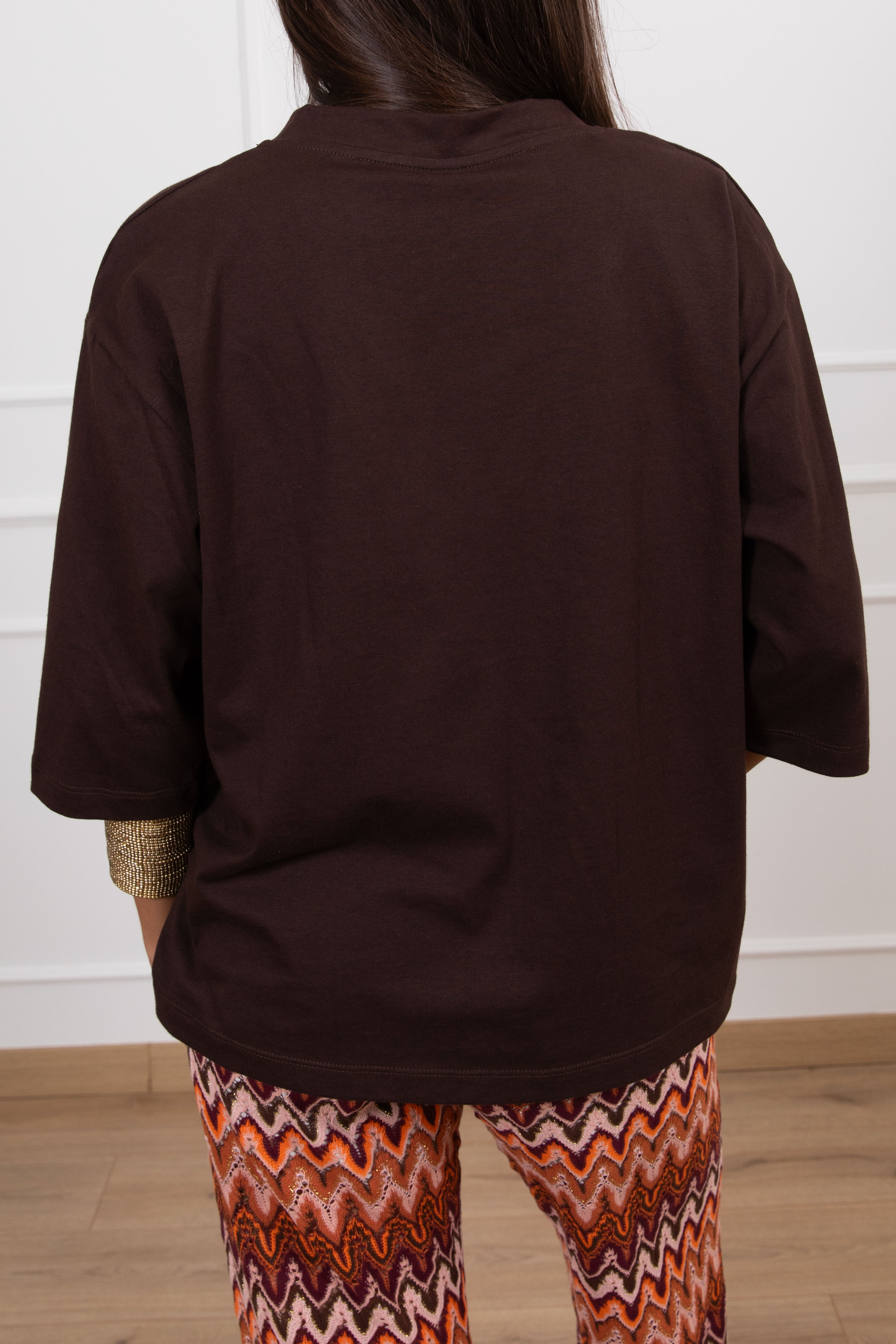 T-shirt scollo a "V" Tensione IN