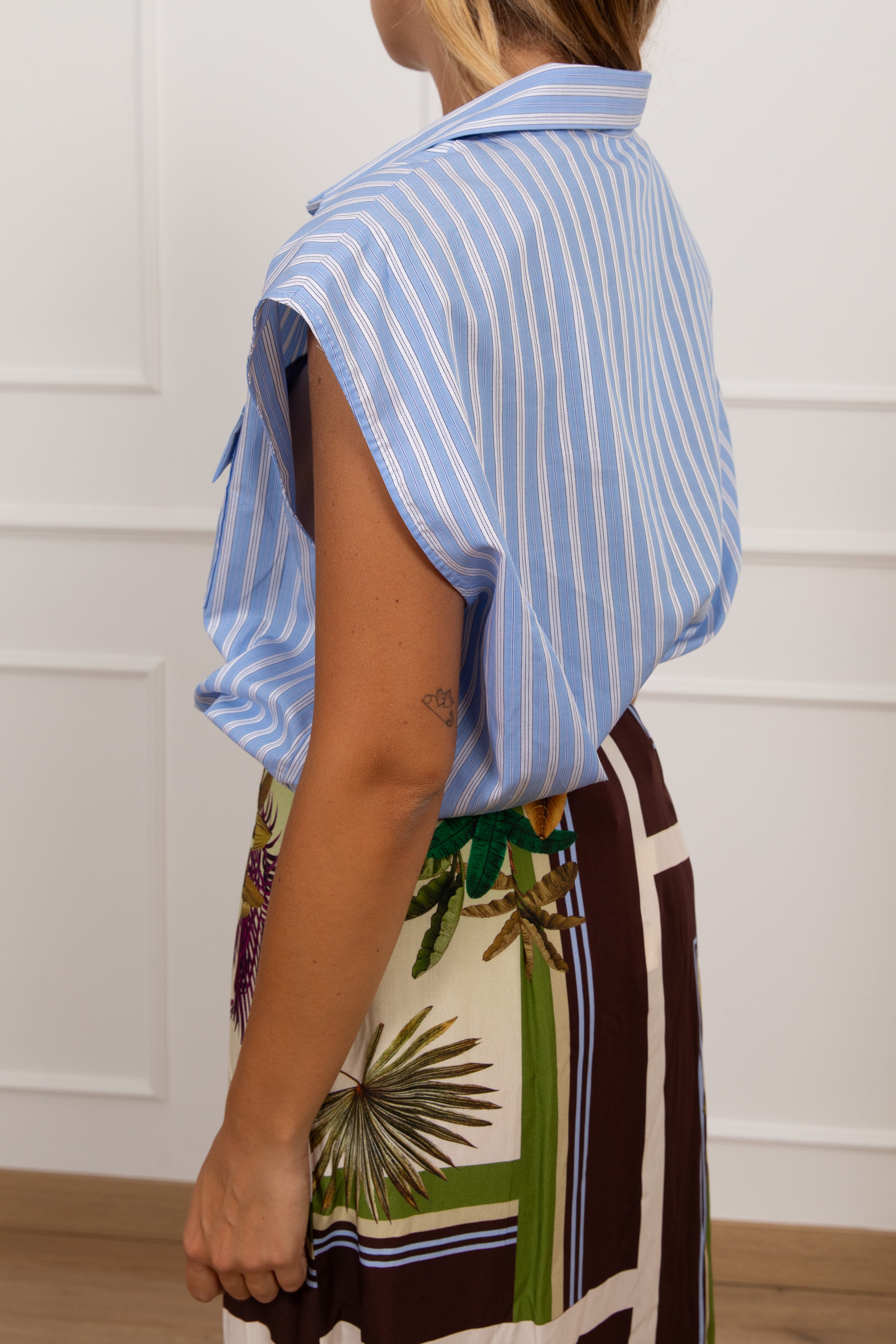 Camicia smanicata a righe alternate ViCOLO