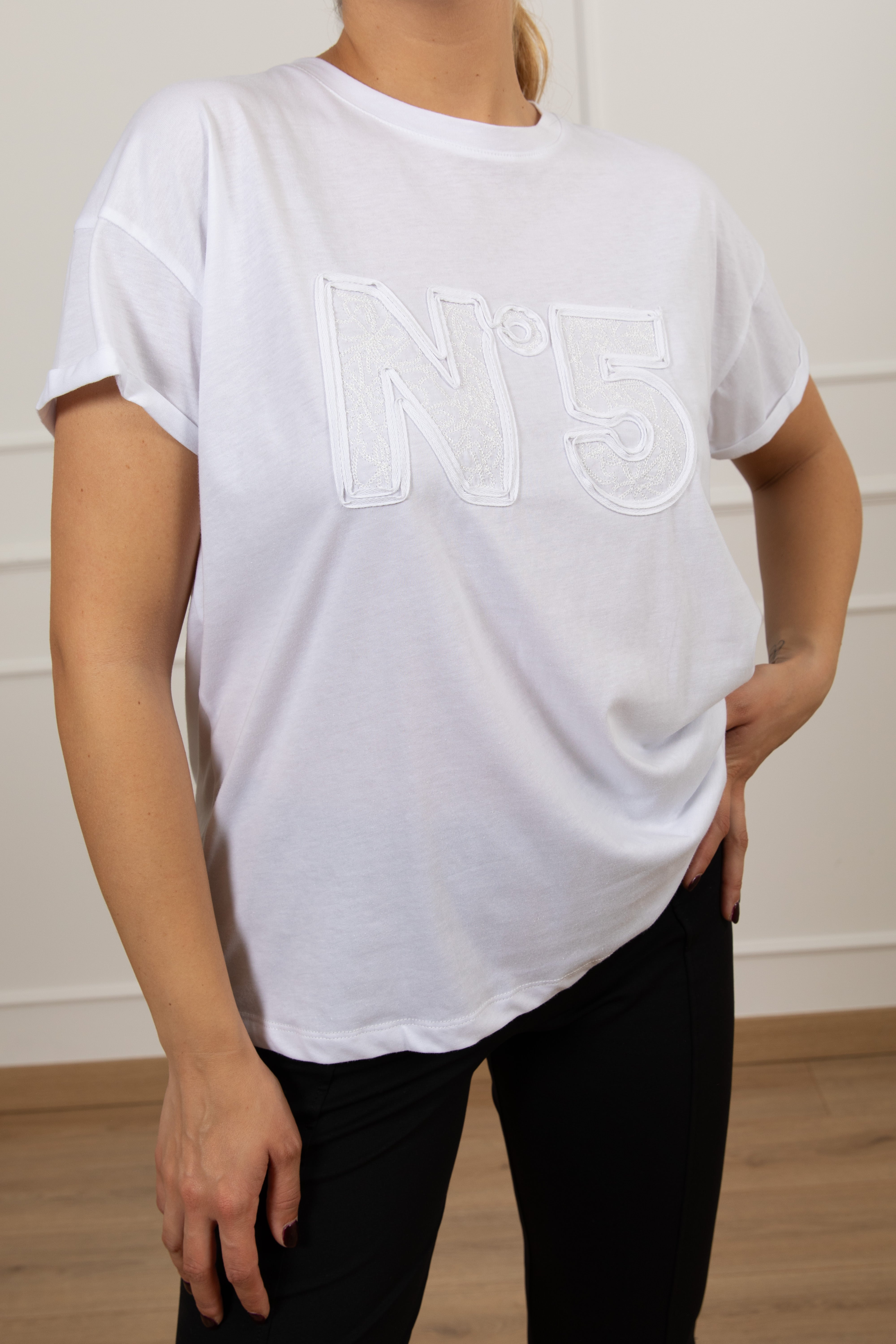 T-shirt "N 5" con ricamo in pizzo Tensione IN