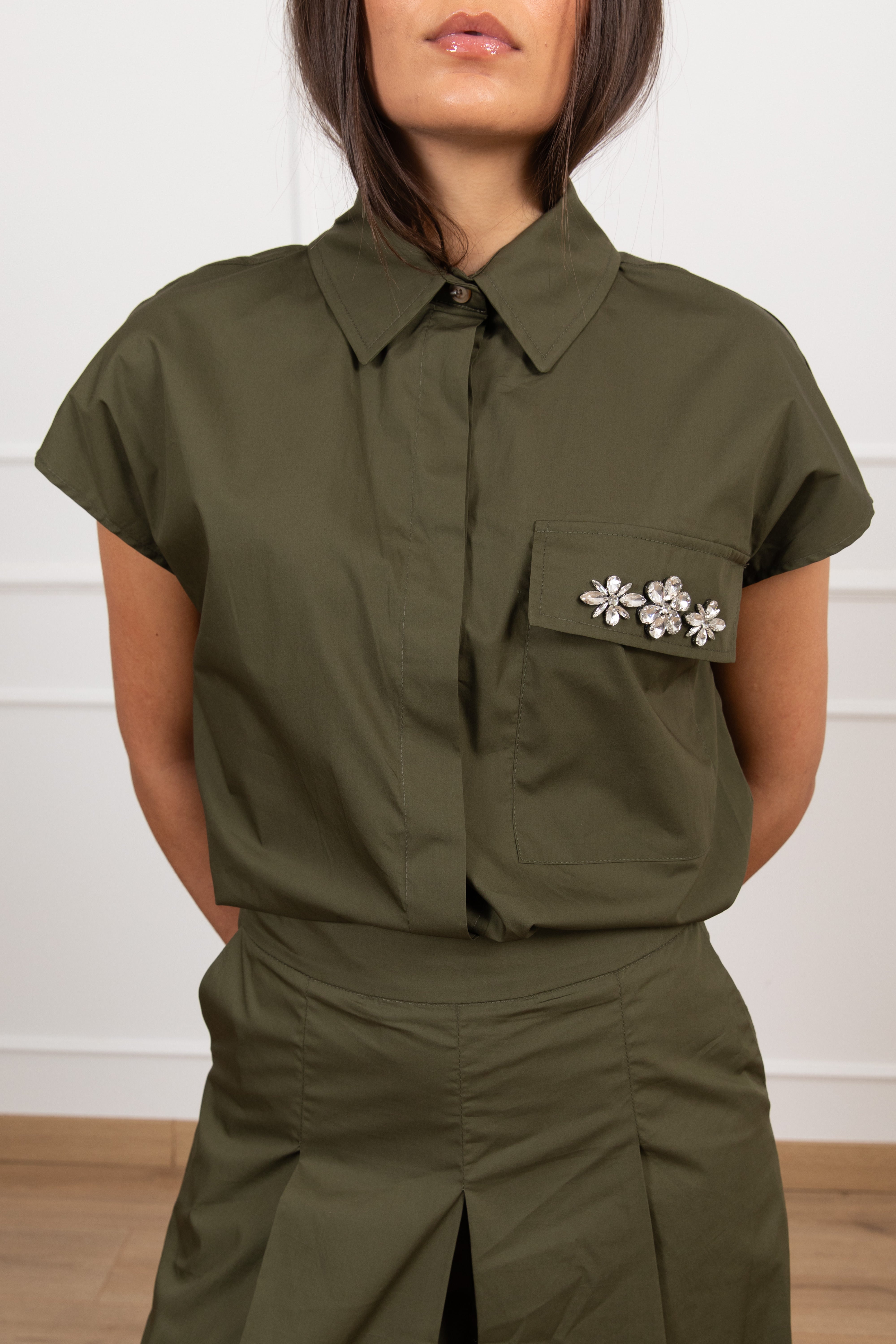 Camicia smanicata in cotone con applicazione gioiello sulla tasca Tensione IN