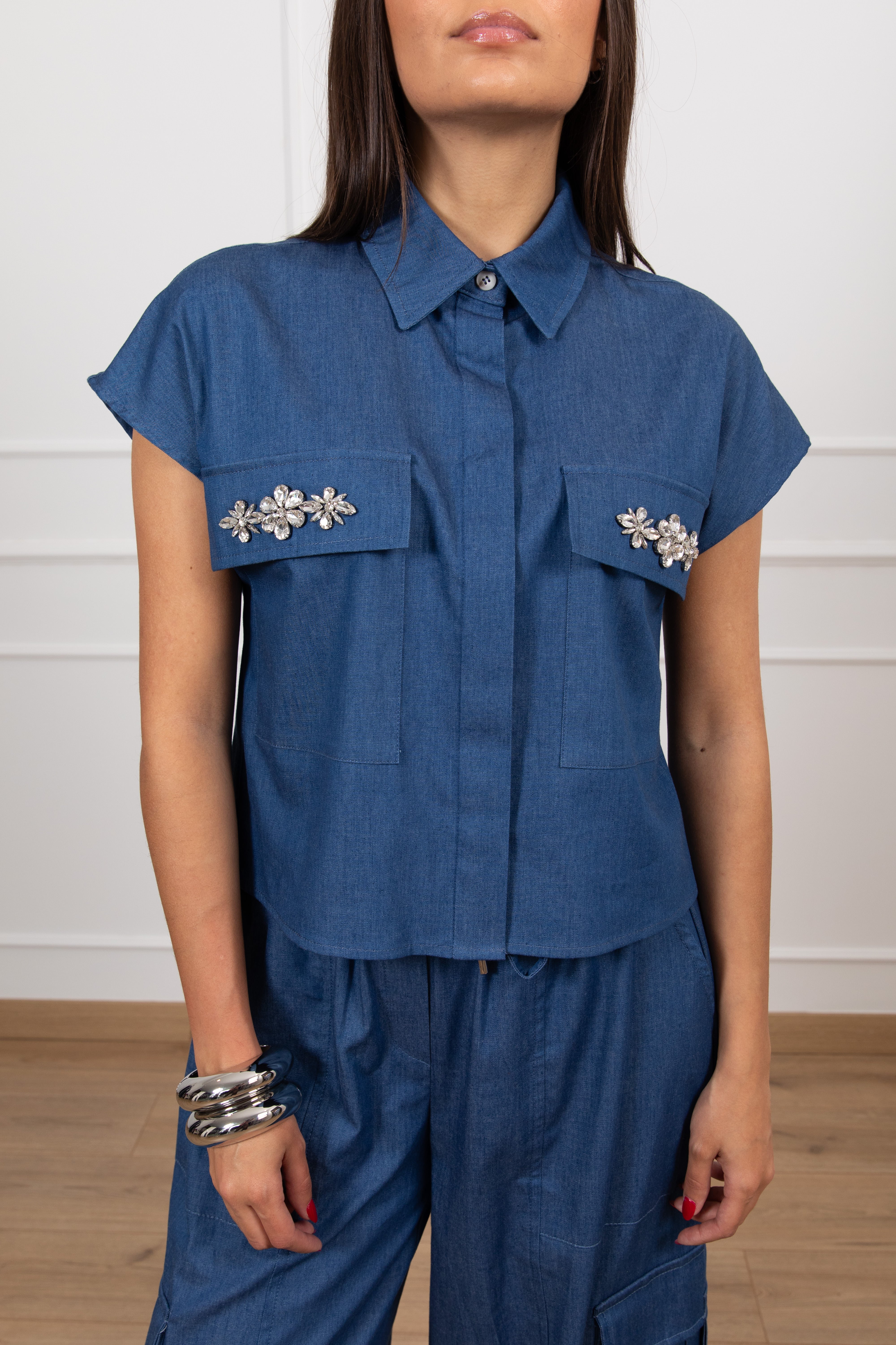 PRE ORDINE 18/05 Camicia smanicata in chambrix con applicazione sulla tasca Tensione IN