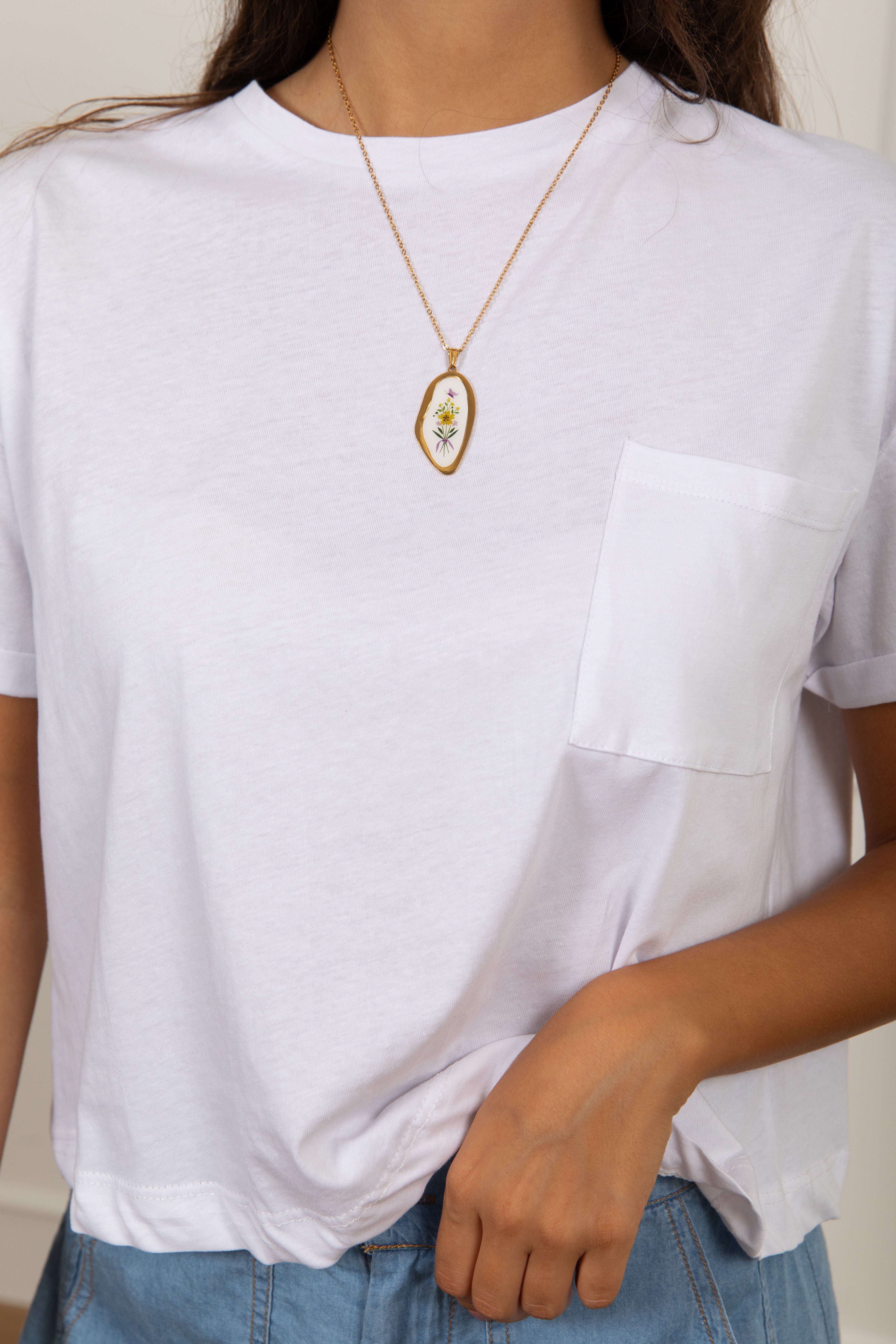 T-shirt con taschino e collana fiore Haveone