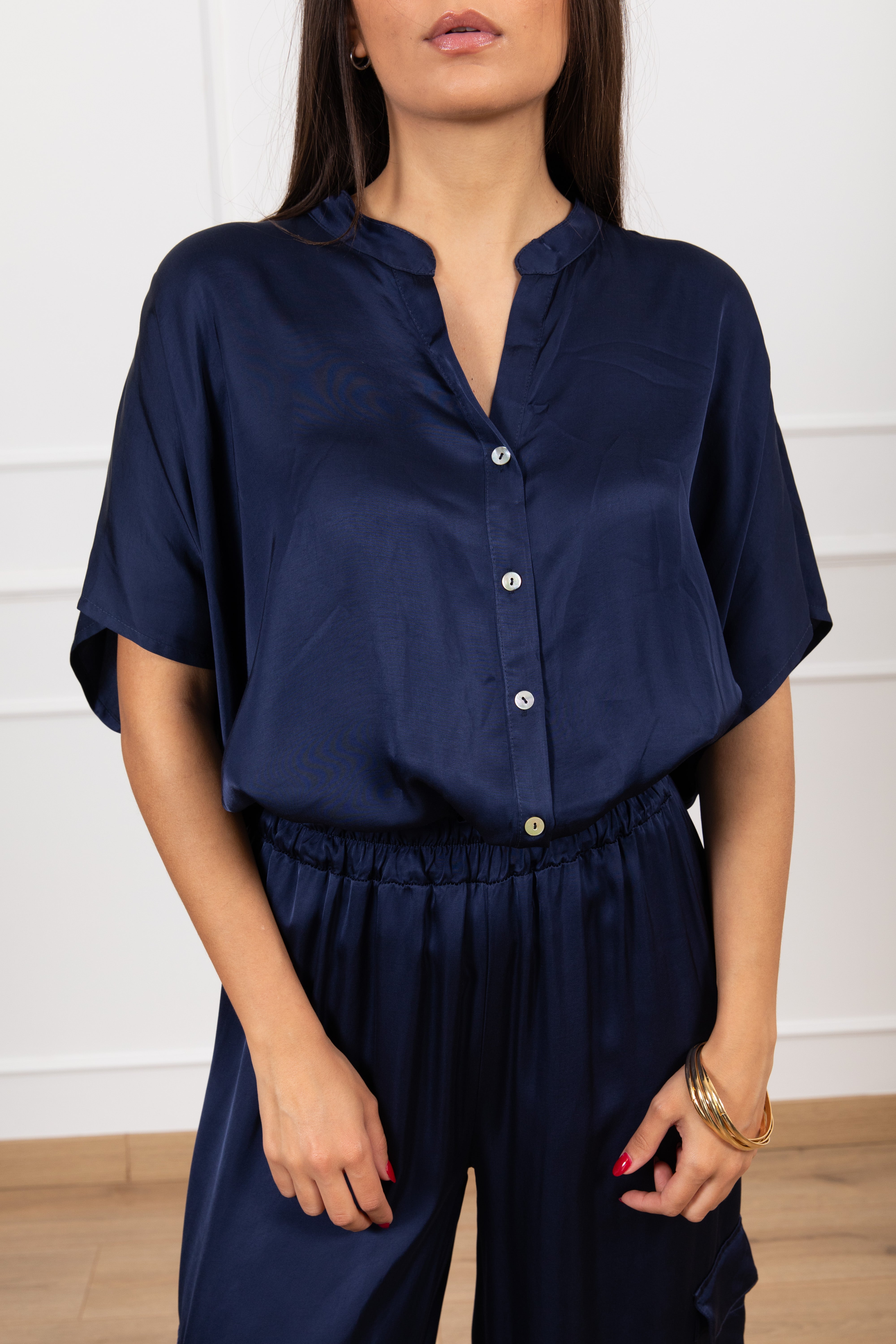 Blusa in raso manica corta con bottoncini Tensione IN