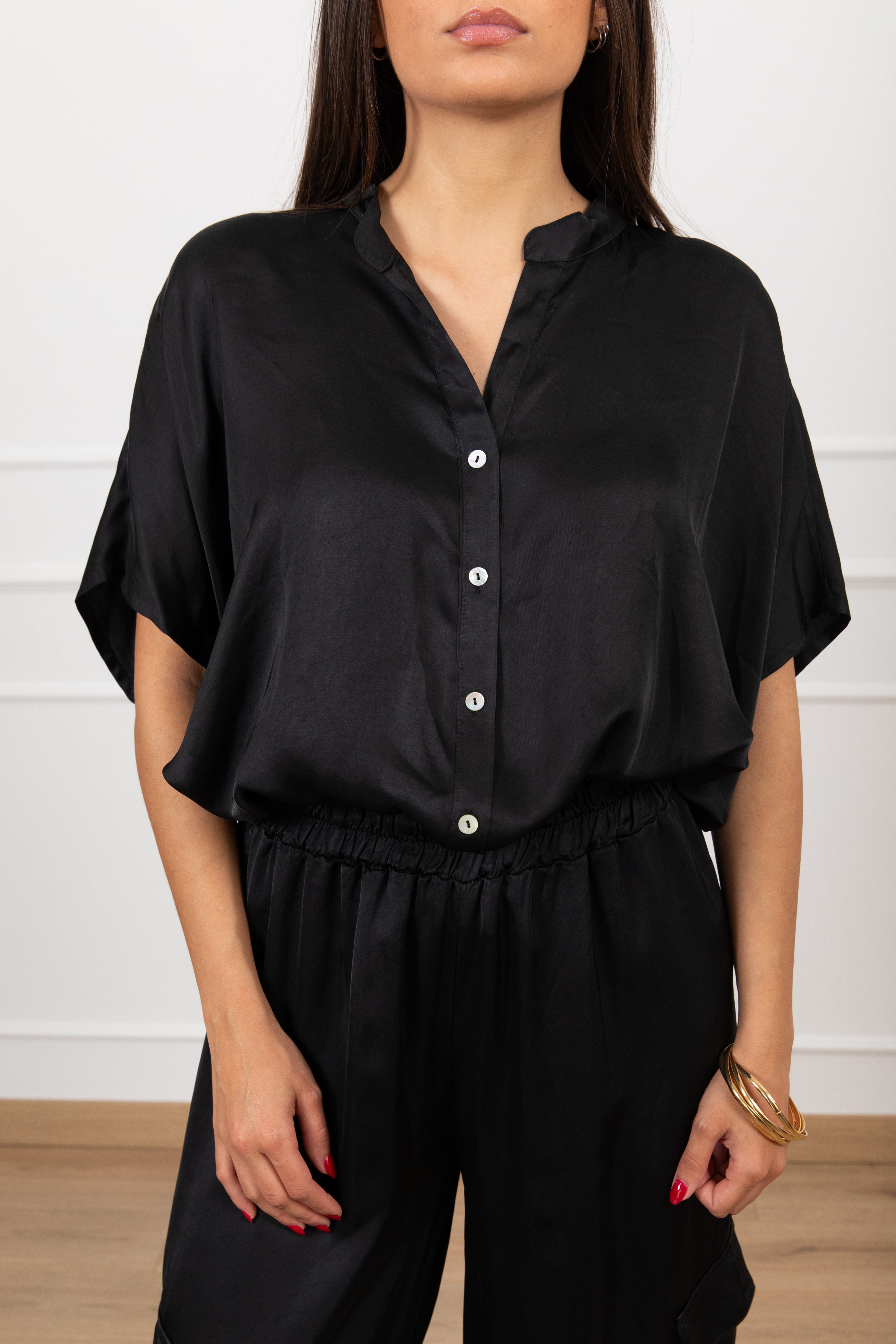 Blusa in raso manica corta con bottoncini Tensione IN