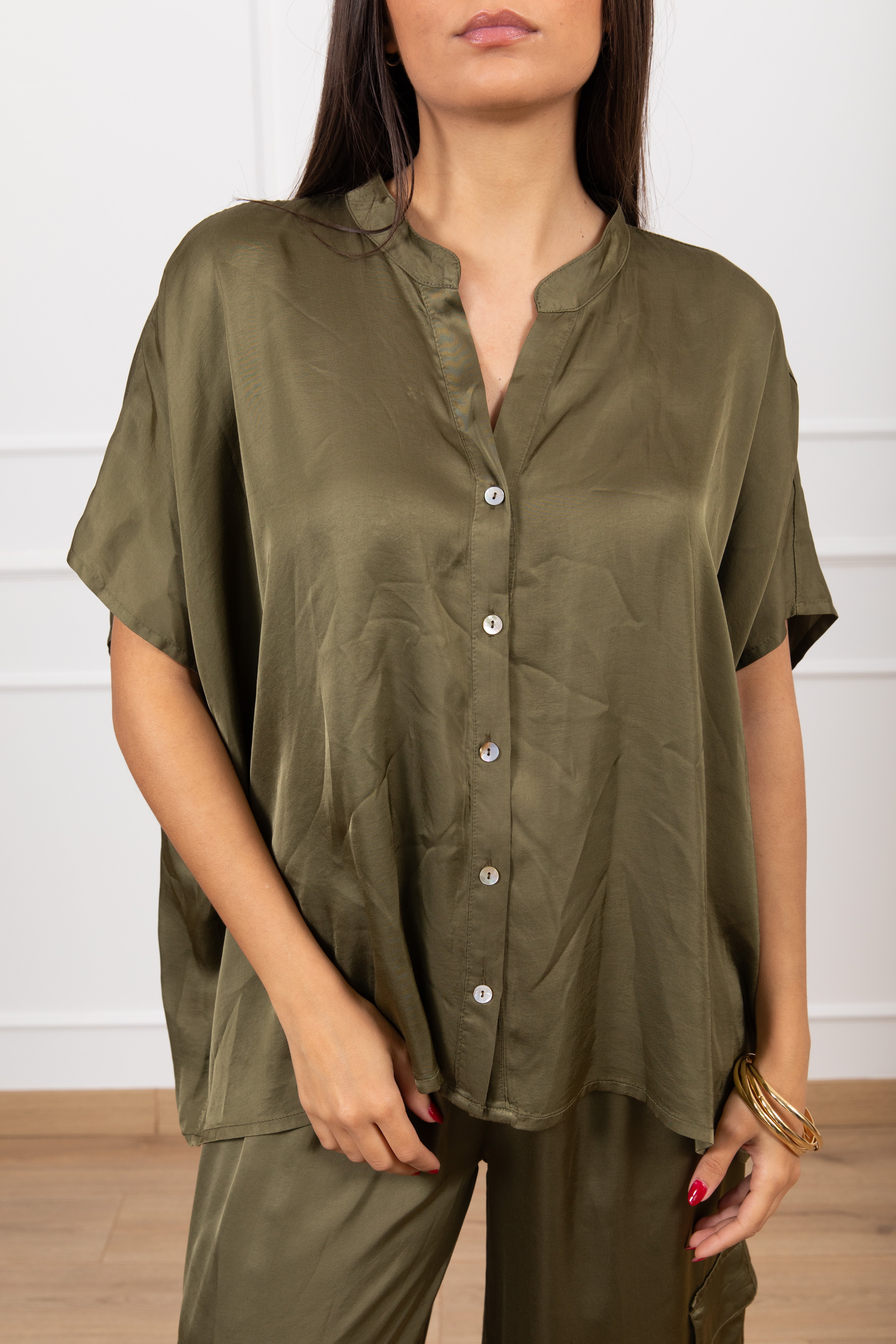 Blusa in raso manica corta con bottoncini Tensione IN