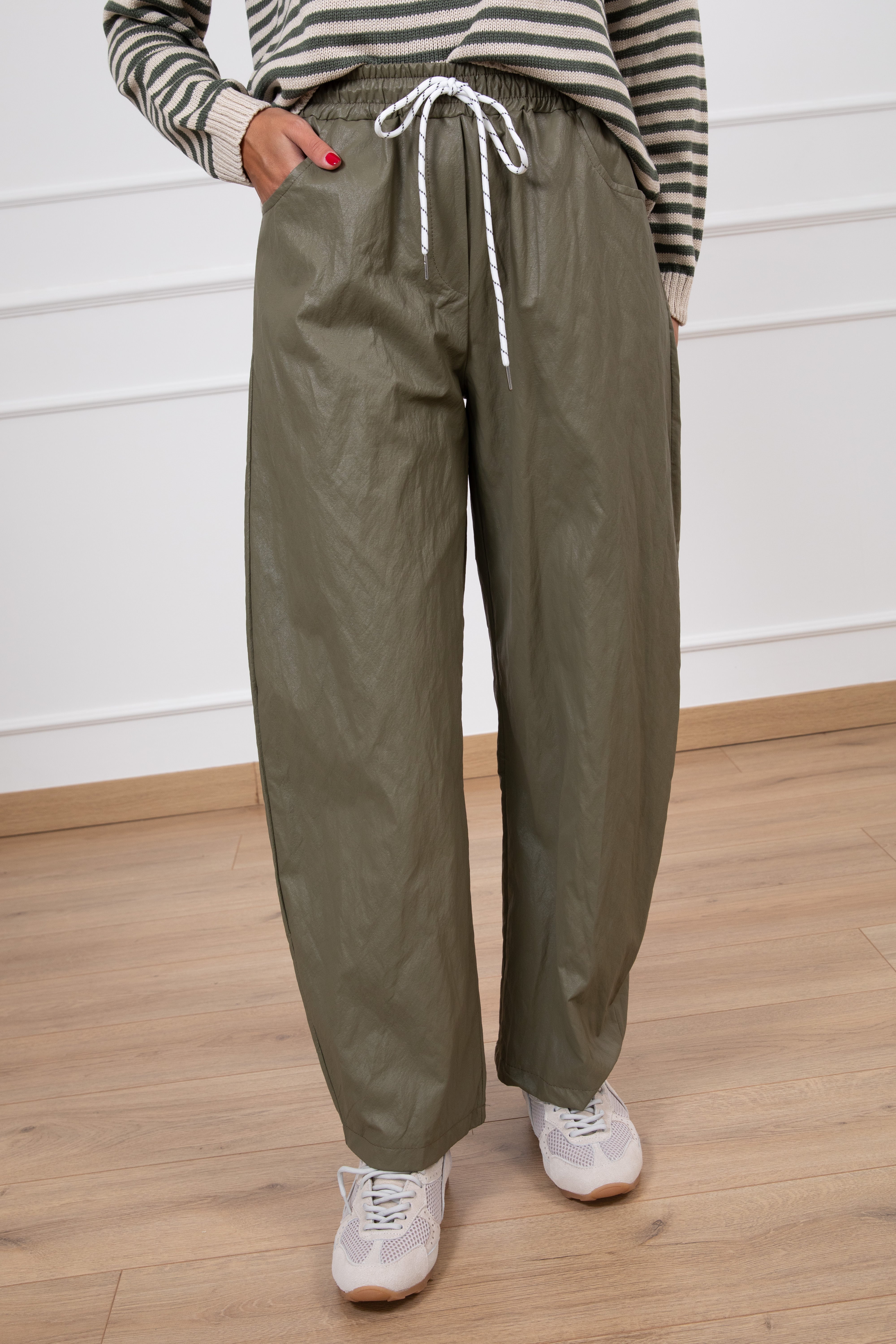 Jogger egg-fit in eco-pelle stropicciata Susy Mix