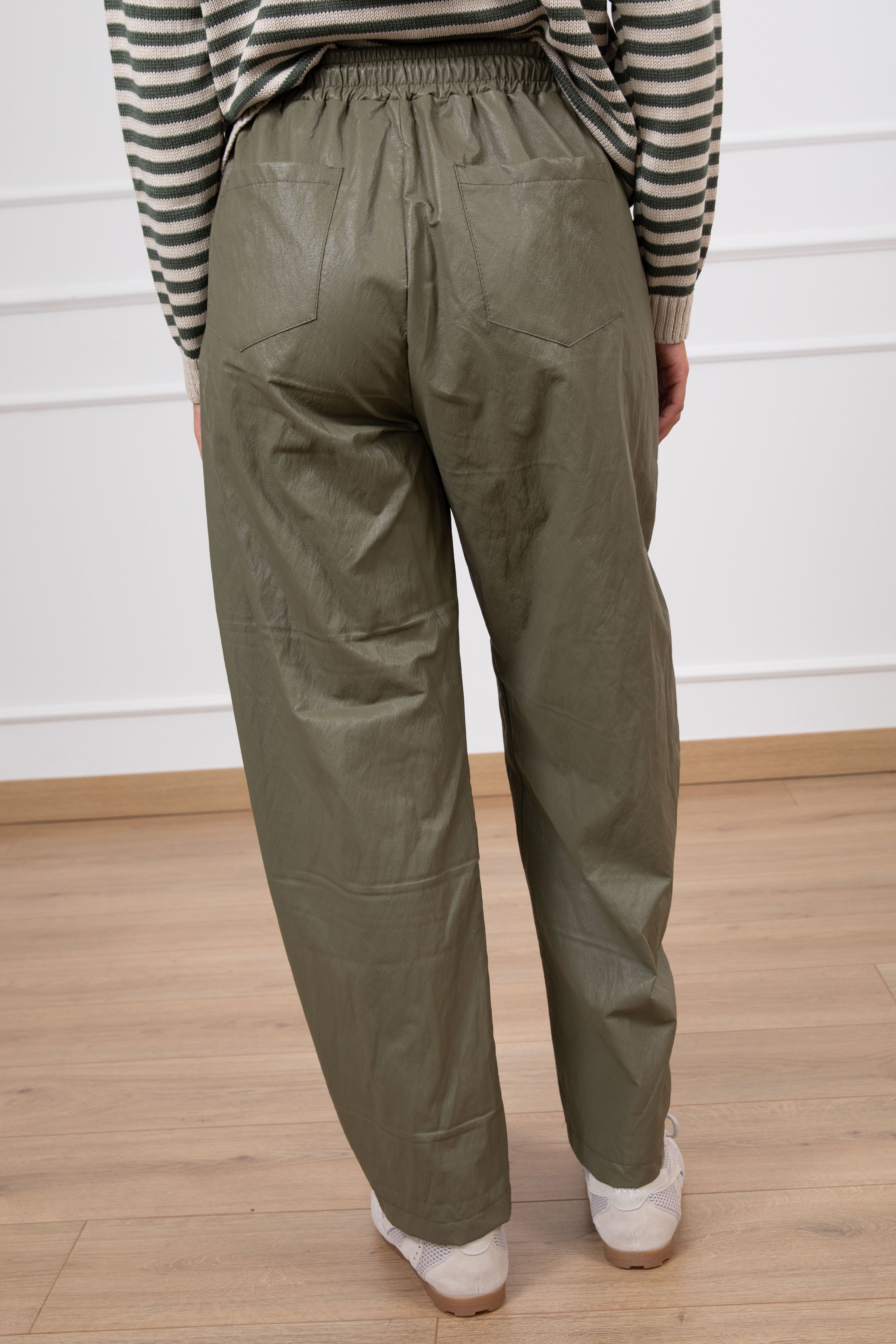 Jogger egg-fit in eco-pelle stropicciata Susy Mix