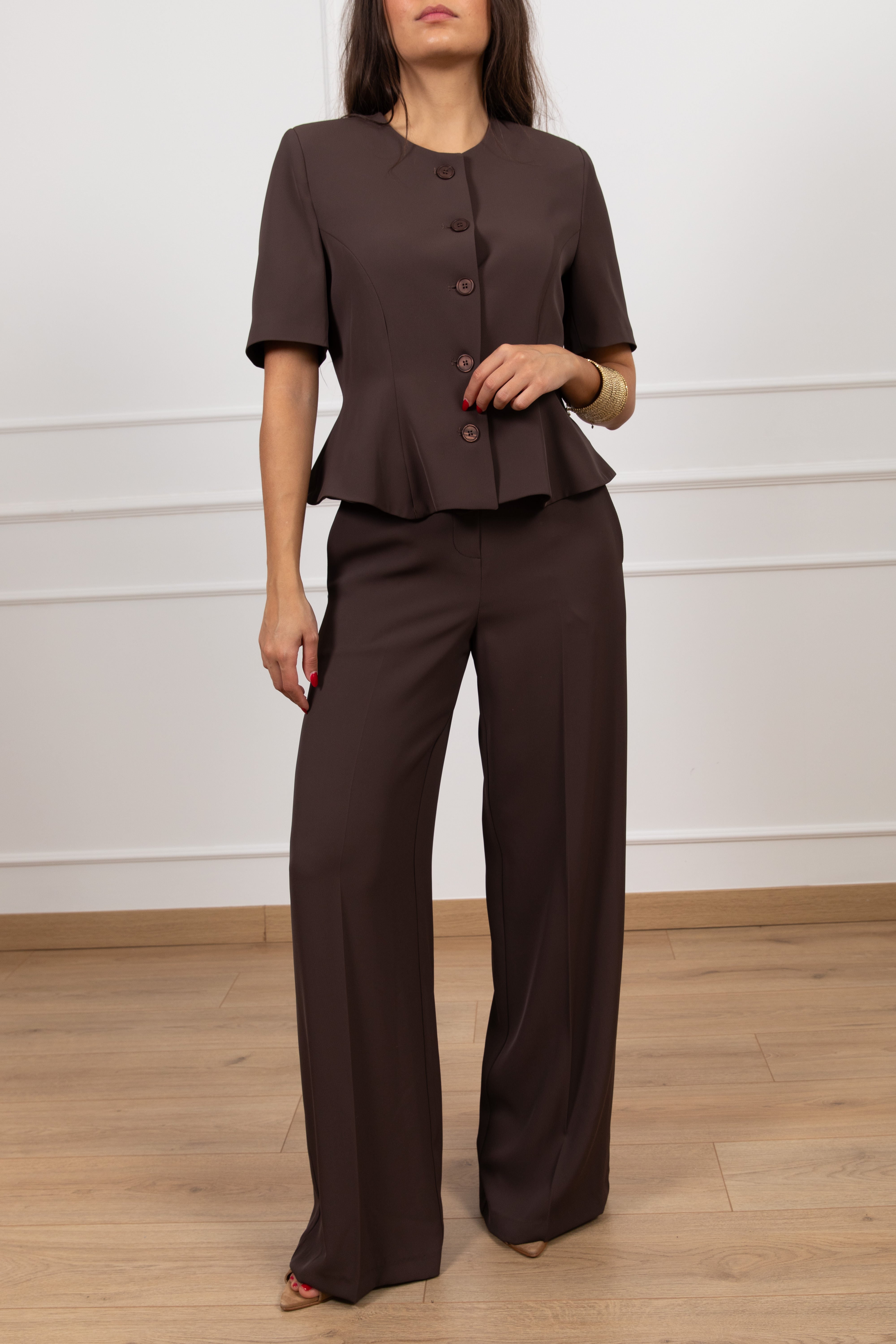 Tailleur tessuto fluido giacca manica corta con godet e pantalone con elastico sul retro Tensione IN