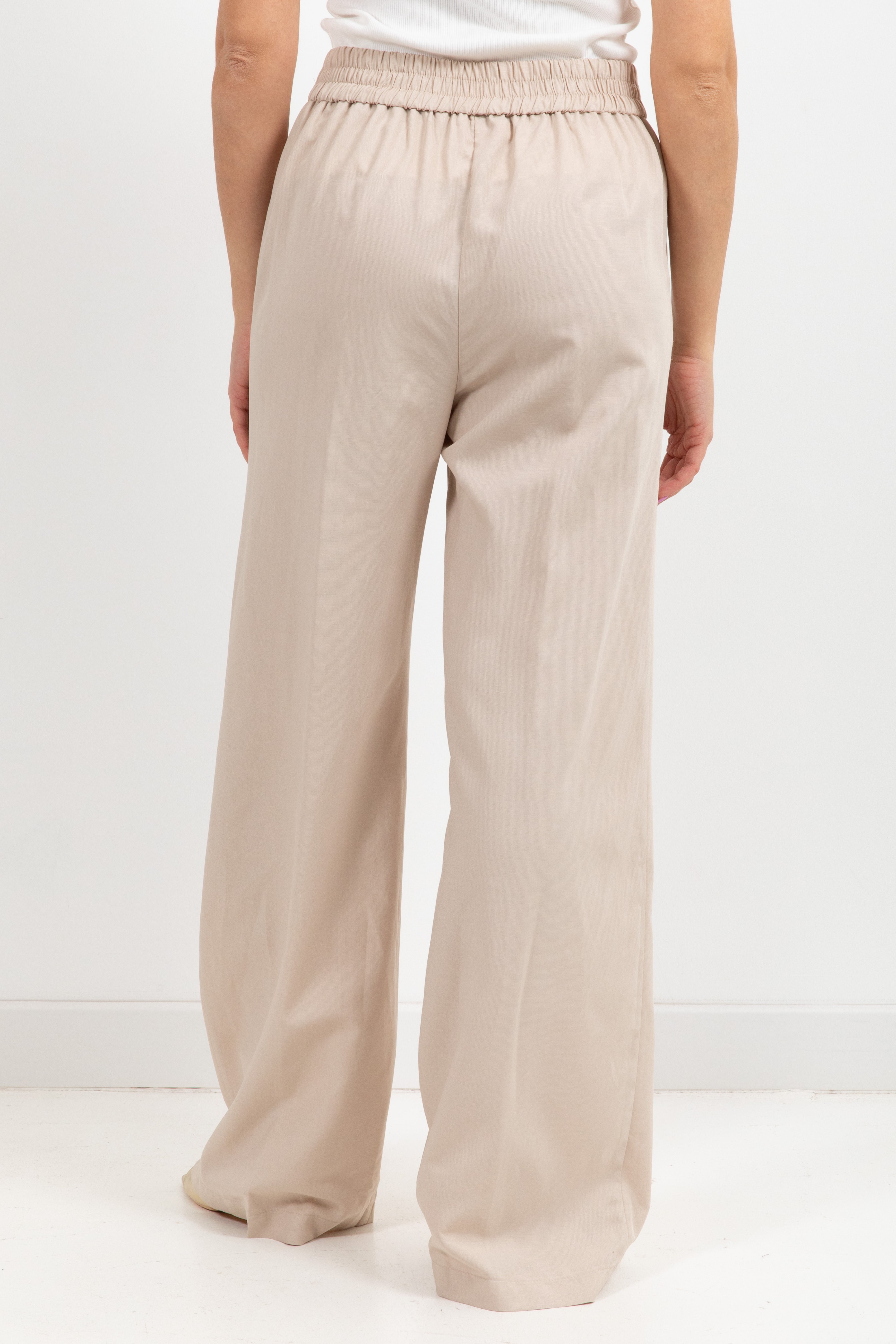 Tailleur giacca manica corta e pantalone gamba dritta in lino e viscosa Kontatto