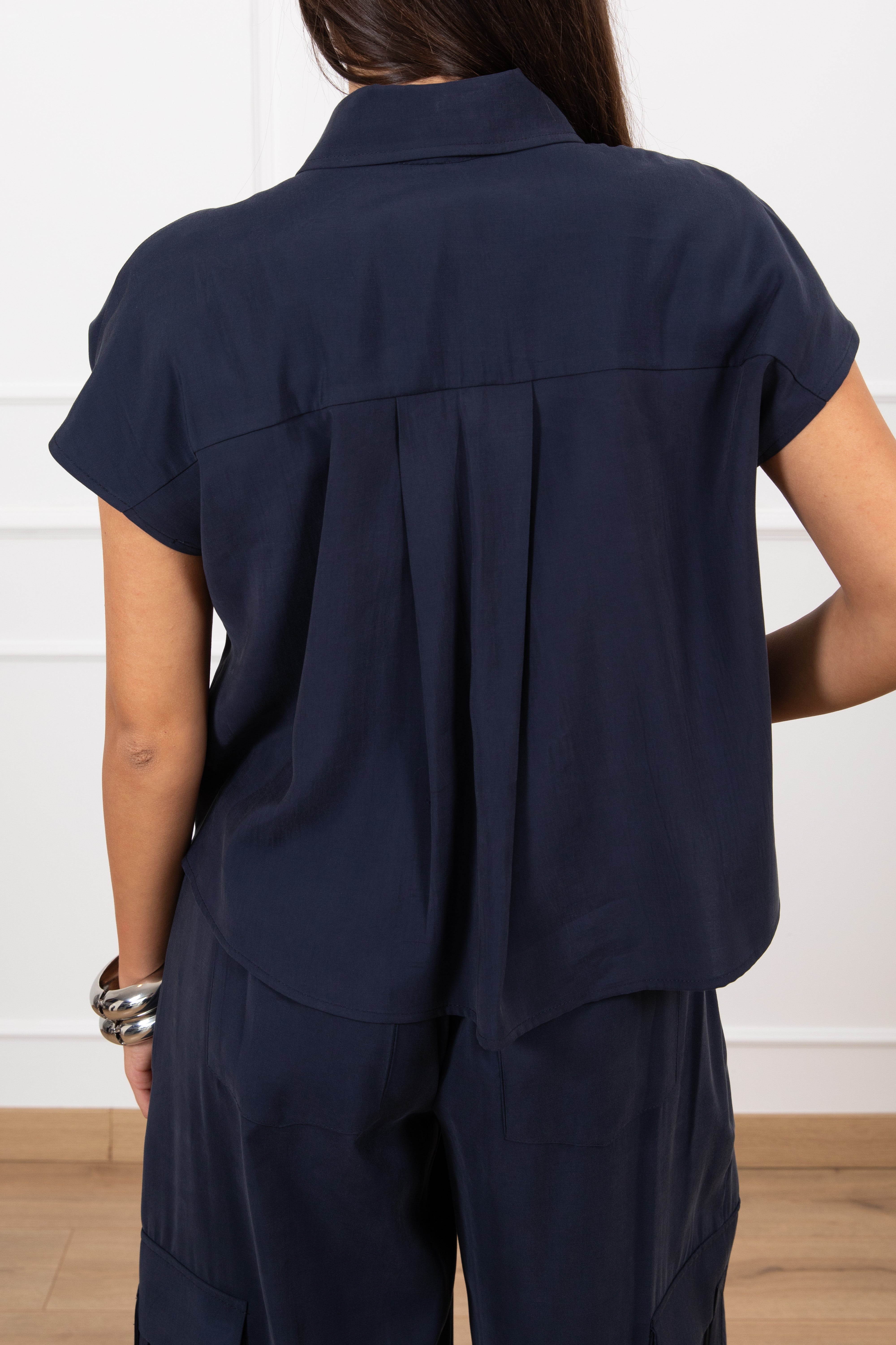 Camicia in cupro con applicazione sulla tasca Tensione IN