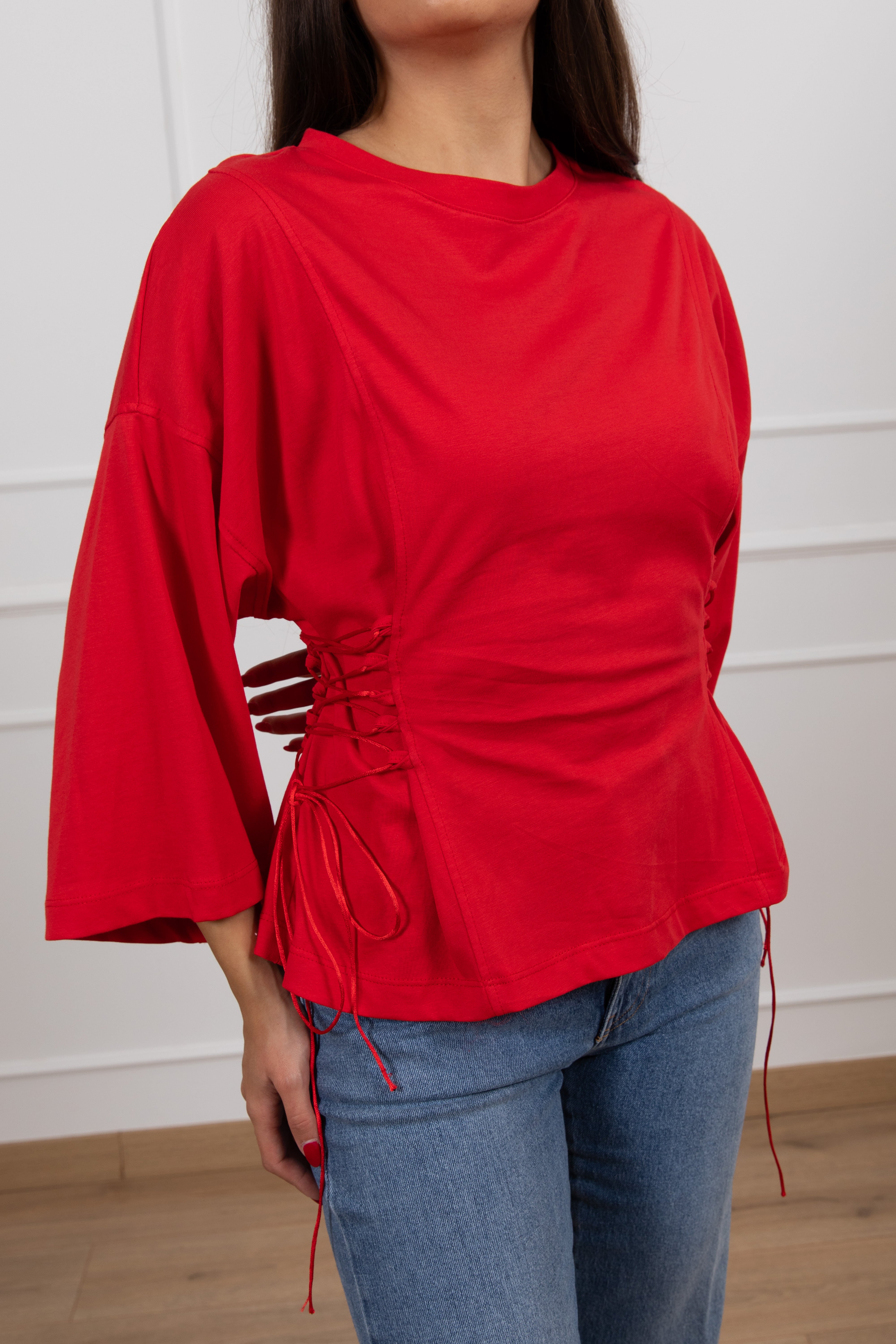 T-shirt stringata laterale con manica svasata Tensione IN