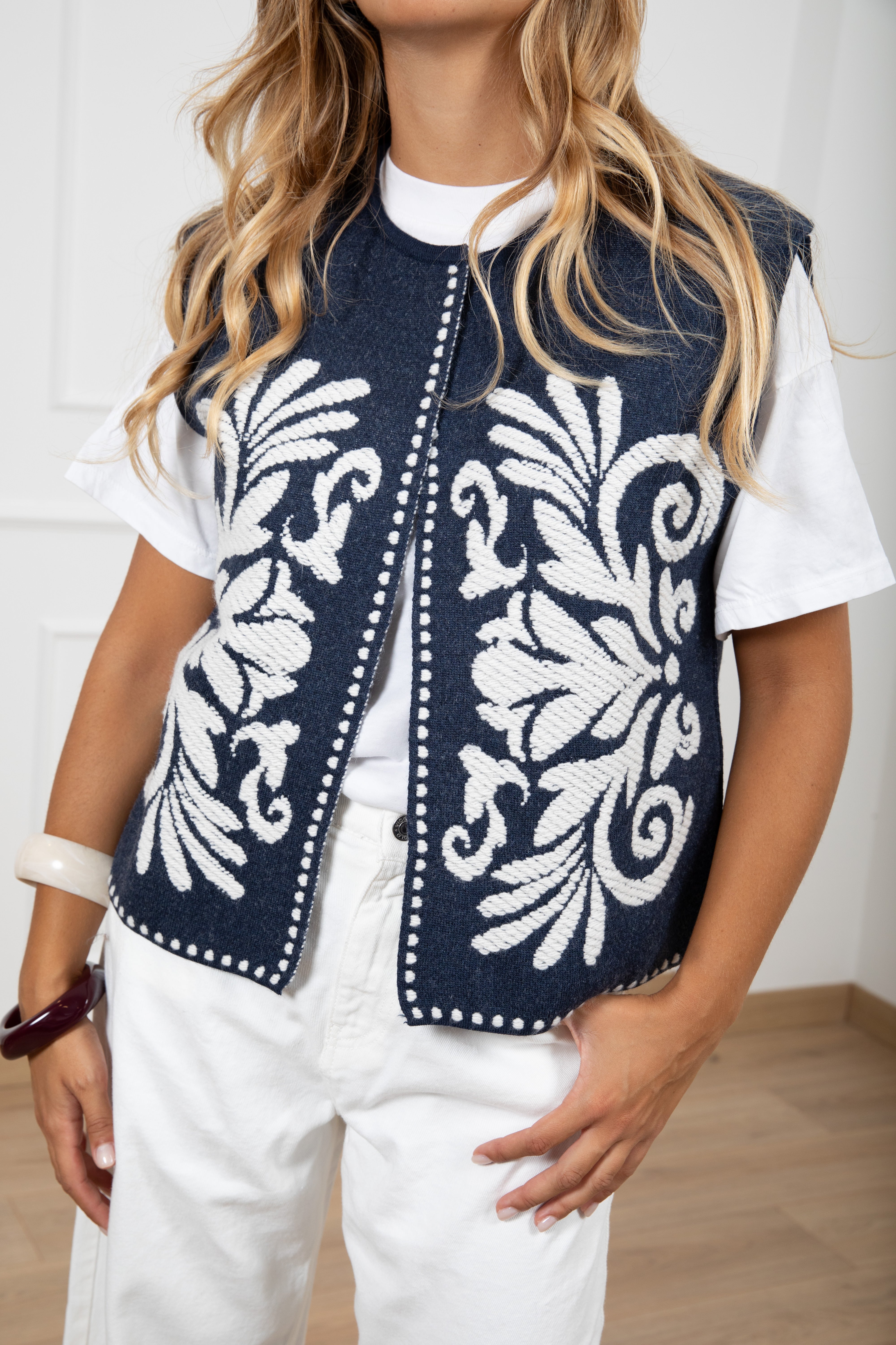 Gilet in maglia con ricamo arabesque Tensione IN