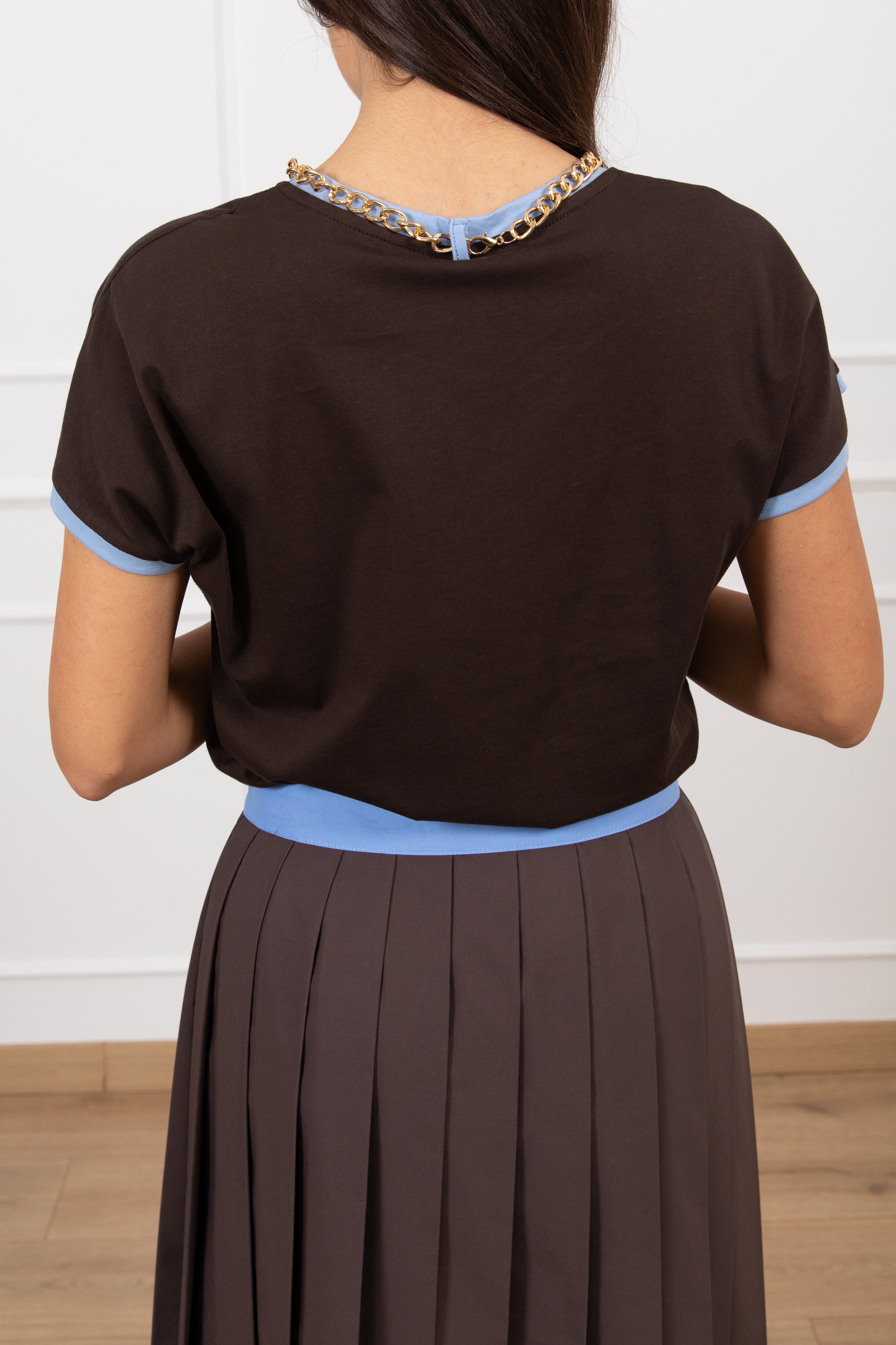 T-shirt con collana catena e profili a contrasto Tensione IN
