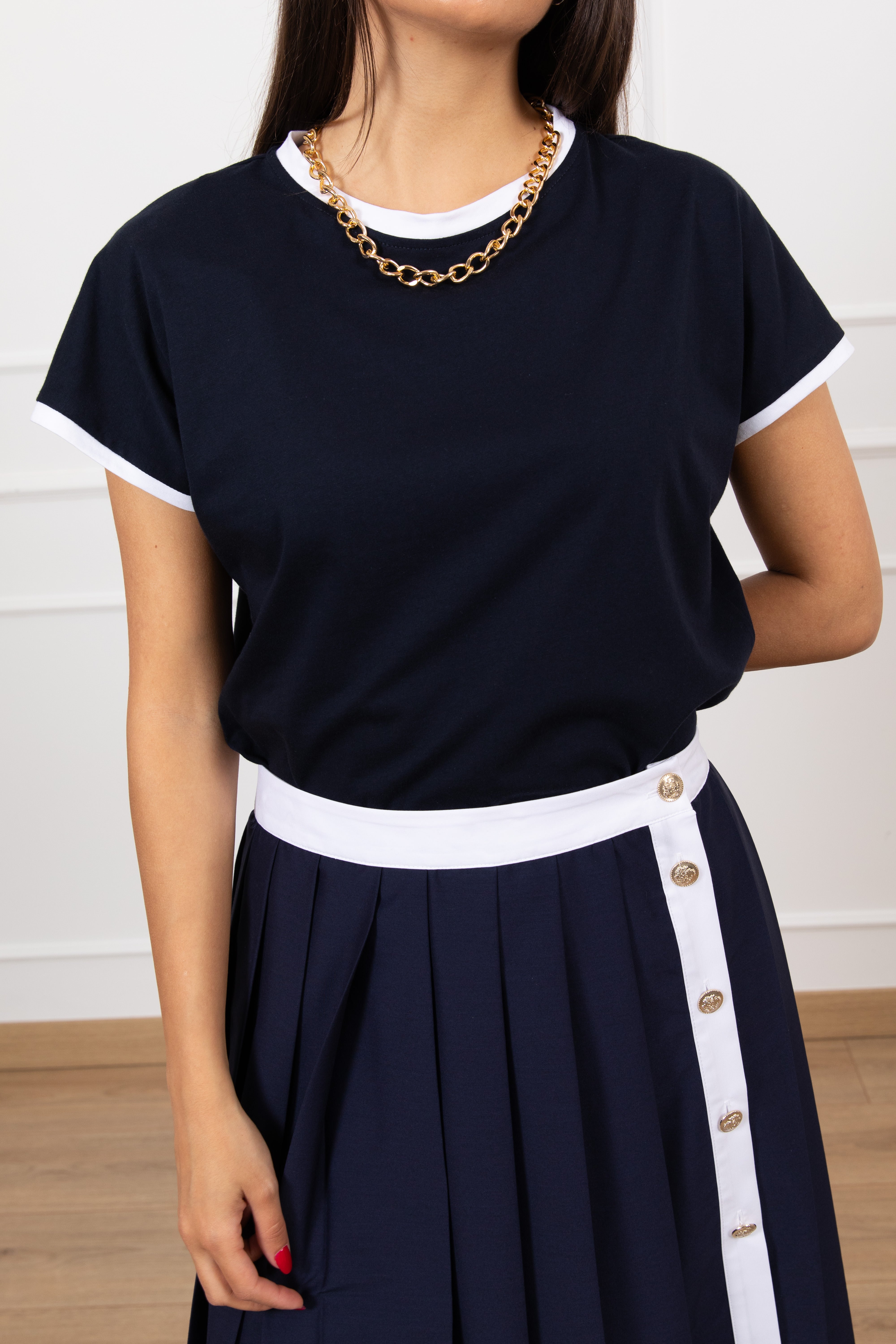 T-shirt con collana catena e profili a contrasto Tensione IN