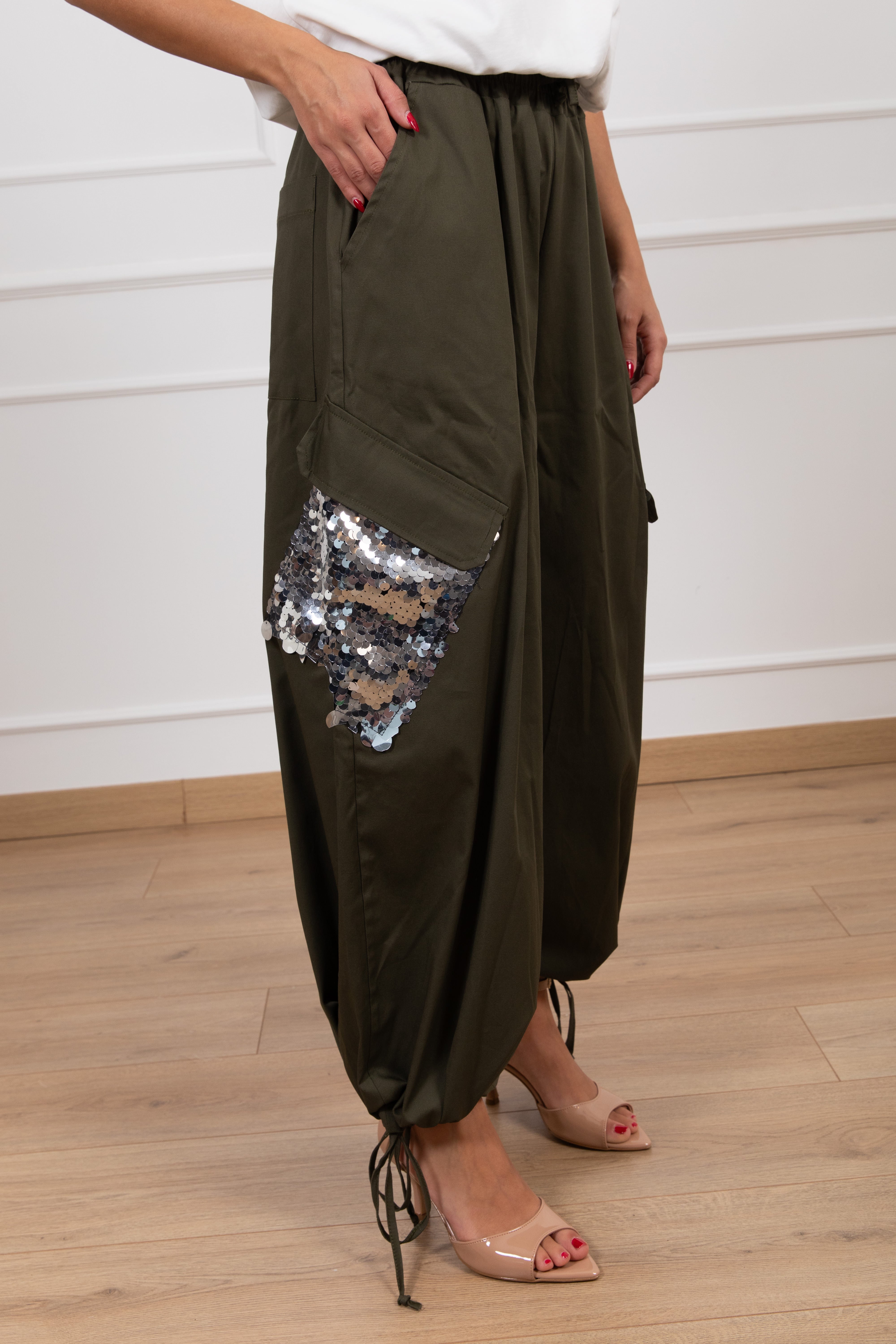 Pantalone cargo con tasca paillettes Motel