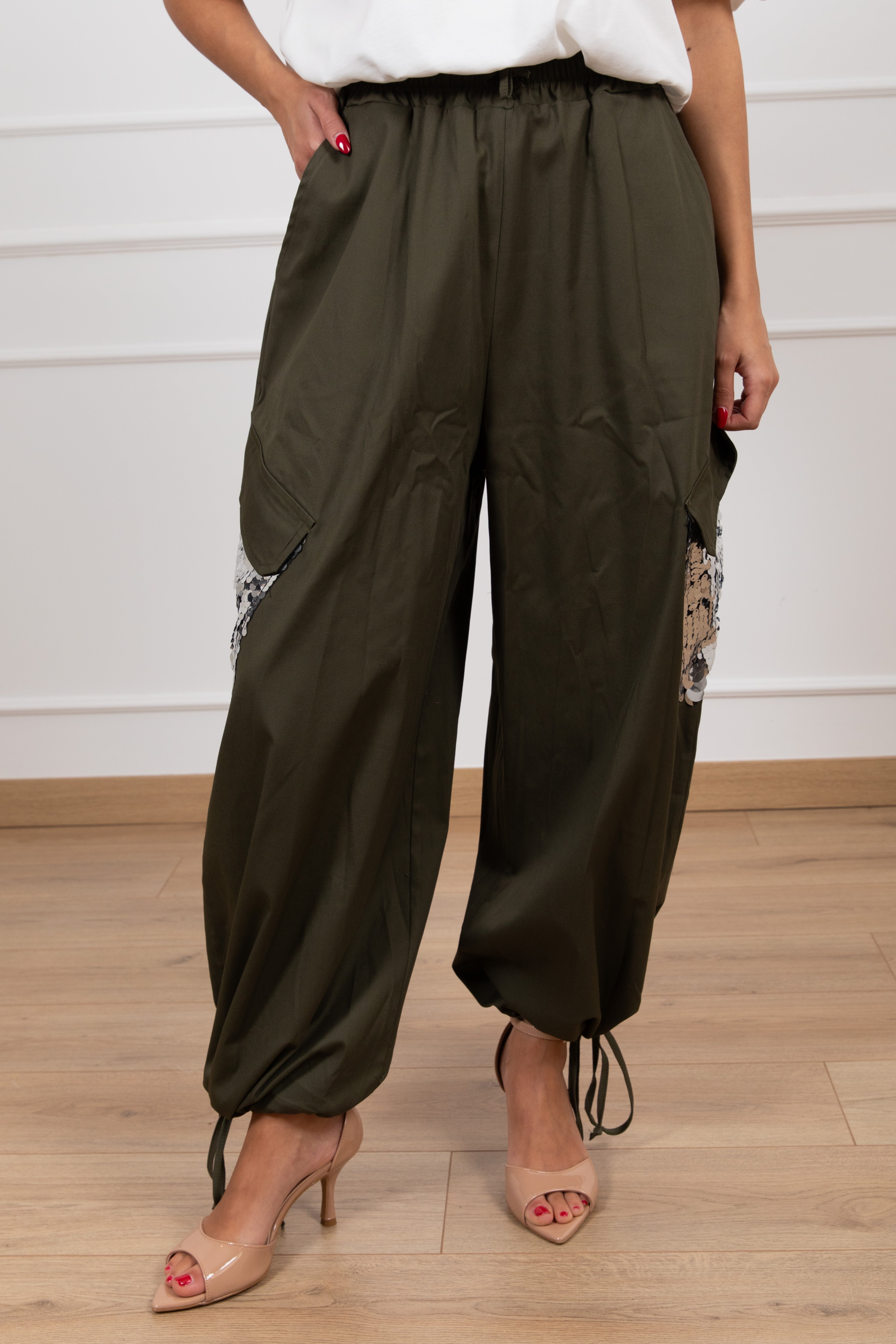 Pantalone cargo con tasca paillettes Motel