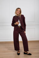 Pantalone 5 tasche in punto milano con cintura placca variante bordeaux Tensione IN