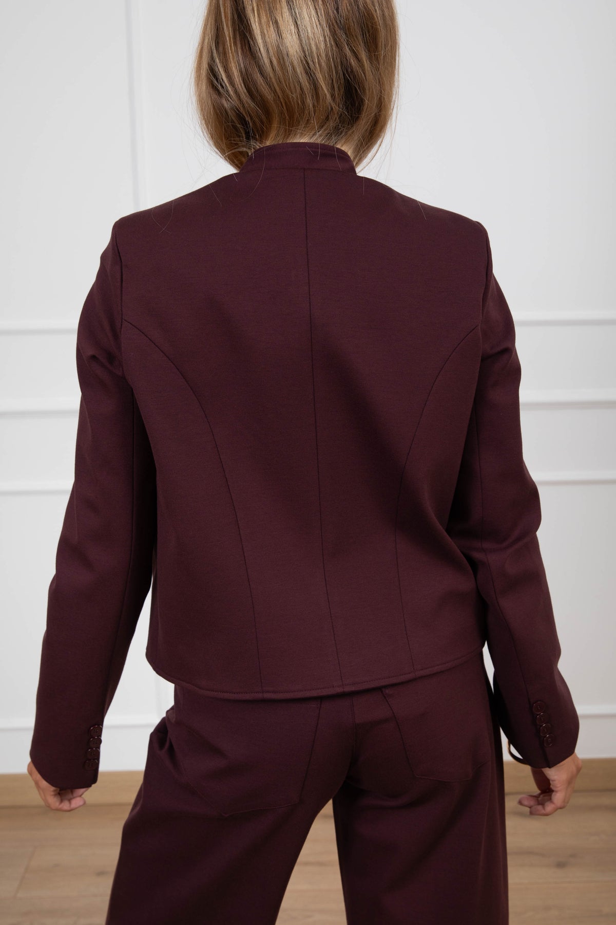 Giacca cropped mezzo-collo in punto milano variante bordeaux Tensione IN