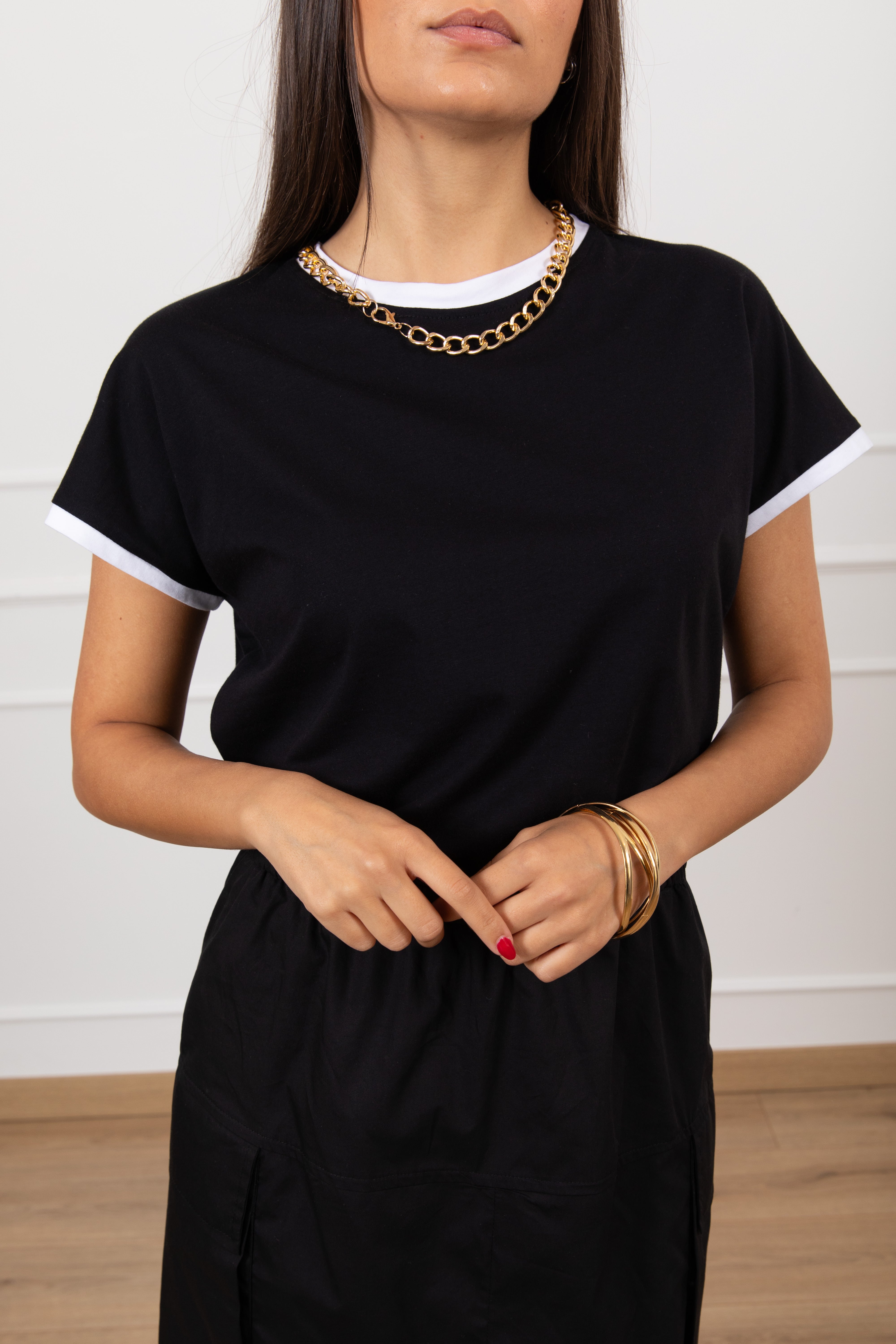 T-shirt con collana catena e profili a contrasto Tensione IN