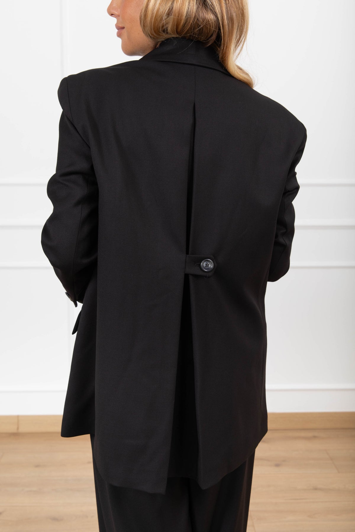 Giacca con bottone sul retro variante nero Haveone