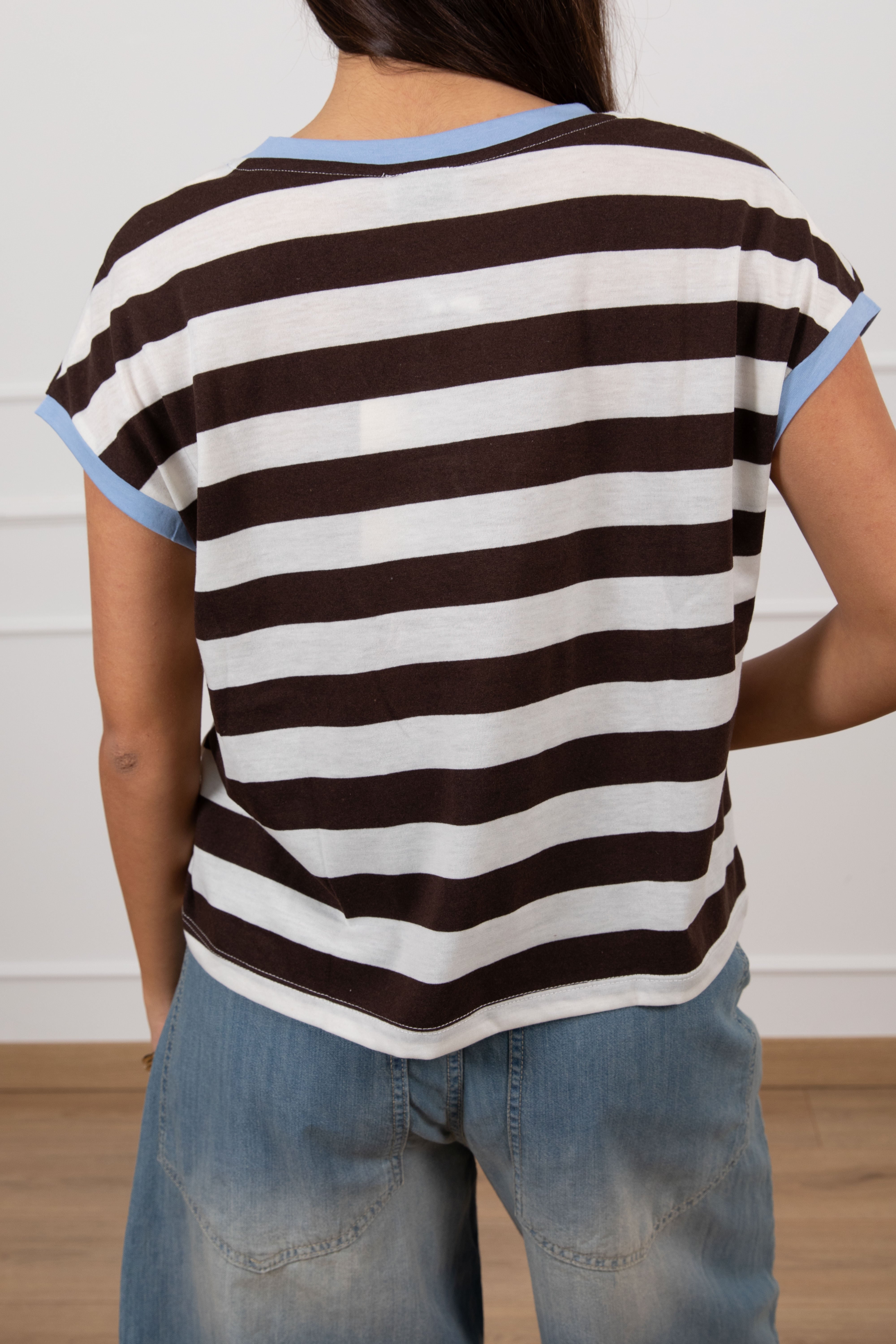 T-shirt a righe con scollo a "V" e profili a contrasto Susy Mix