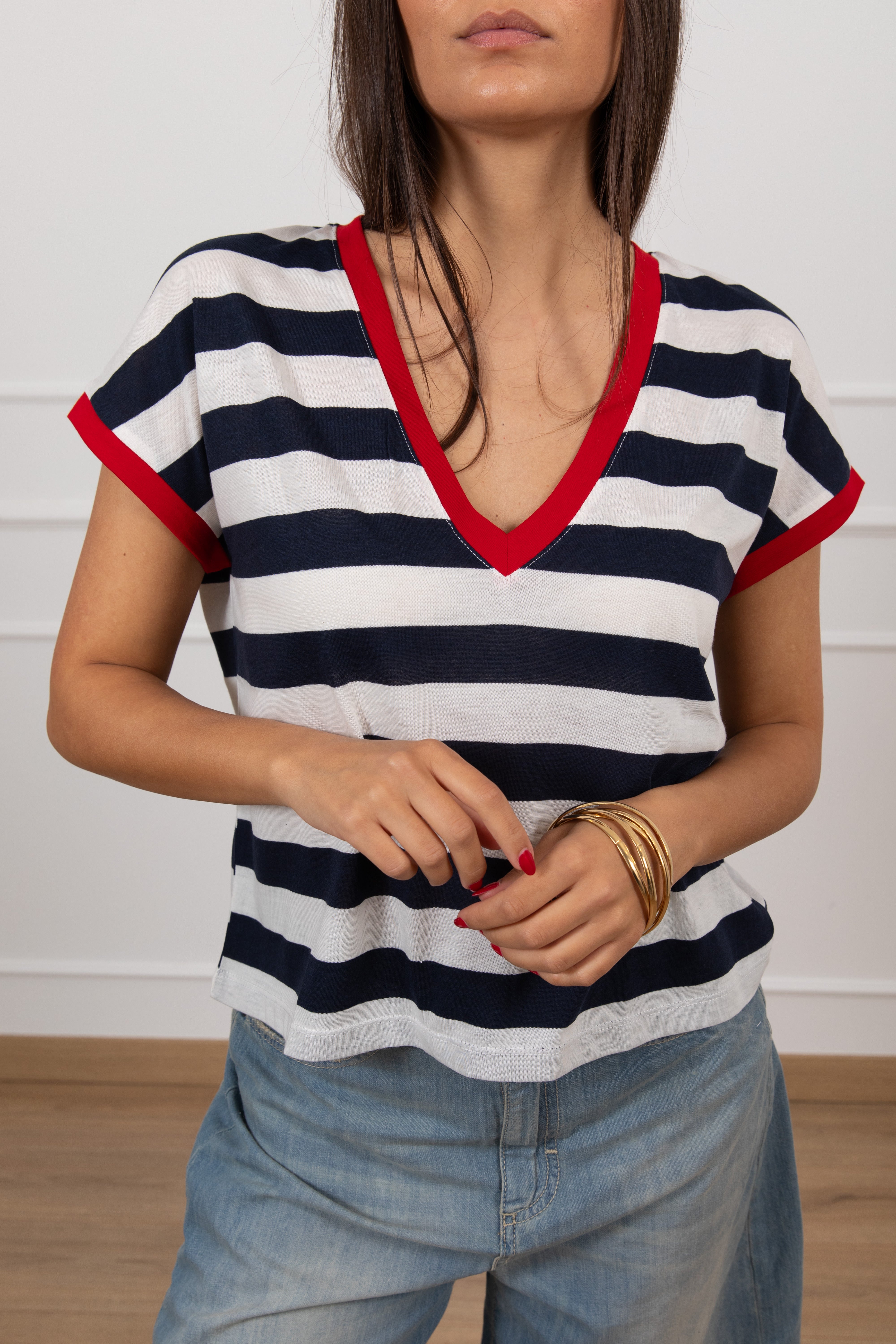 T-shirt a righe con scollo a "V" e profili a contrasto Susy Mix