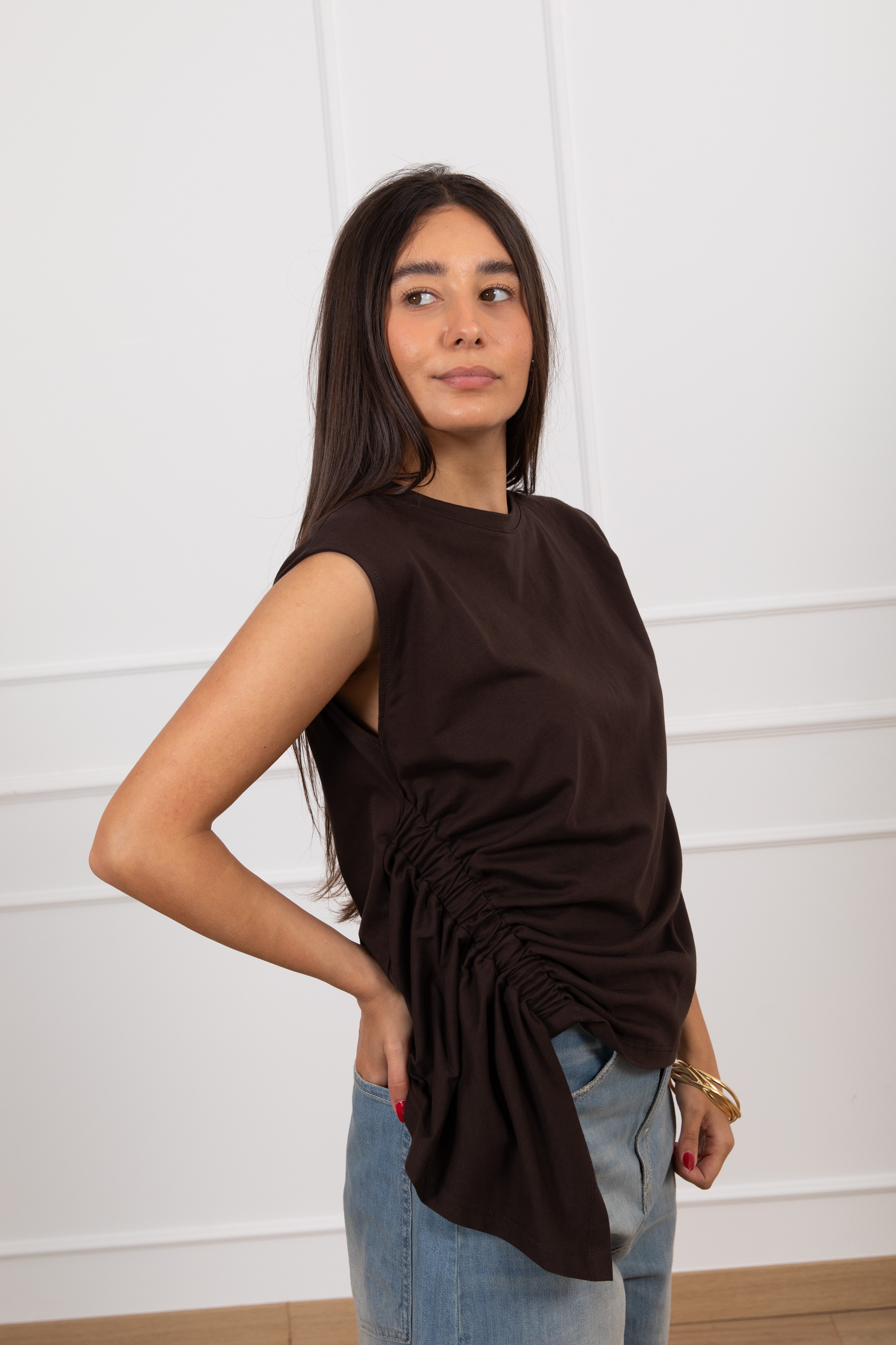 T-shirt smanicata con arricciatura ViCOLO