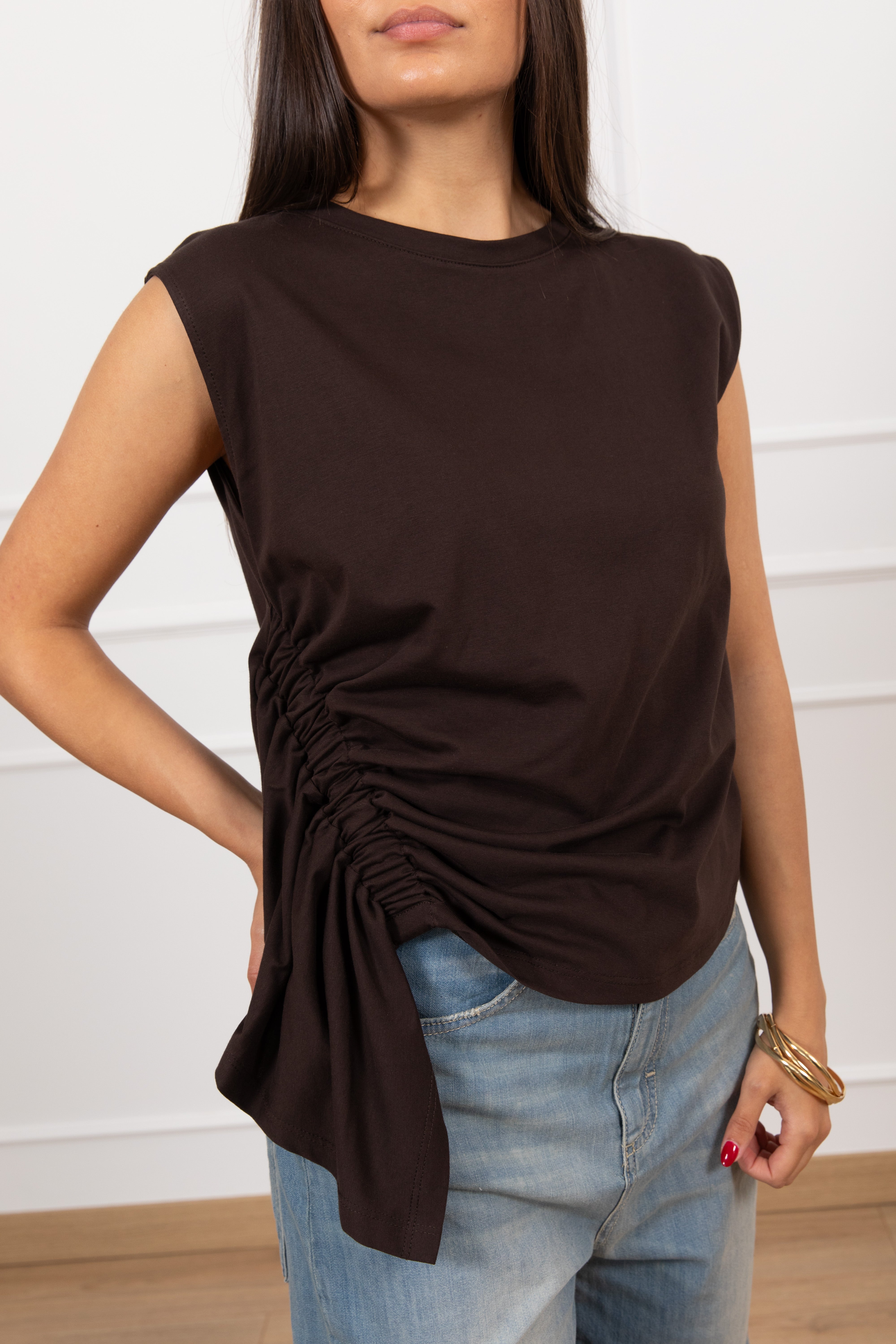 T-shirt smanicata con arricciatura ViCOLO